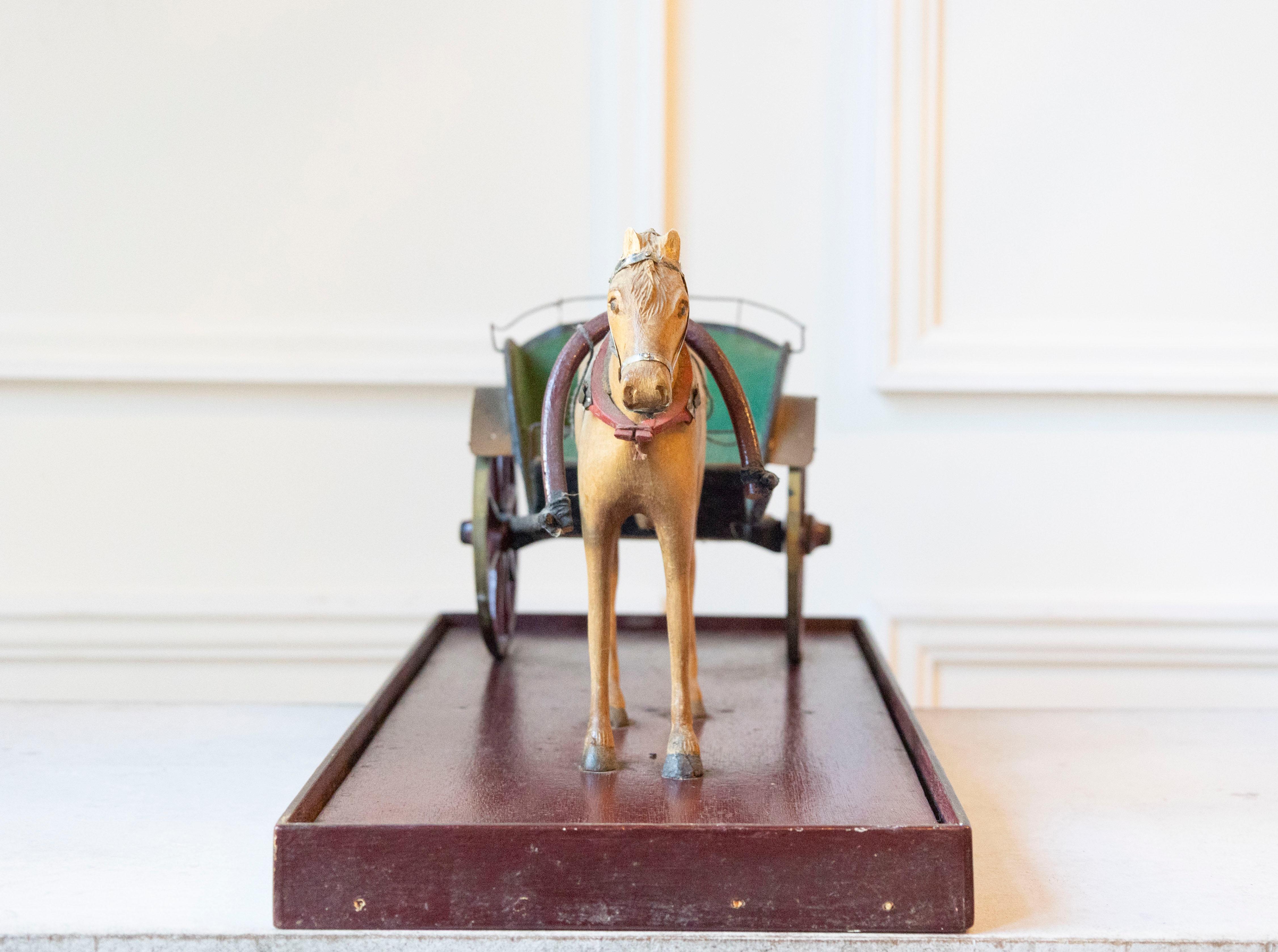 20ième siècle Modèle de cheval et d'attelage en bois sculpté du début du 20e siècle en vente