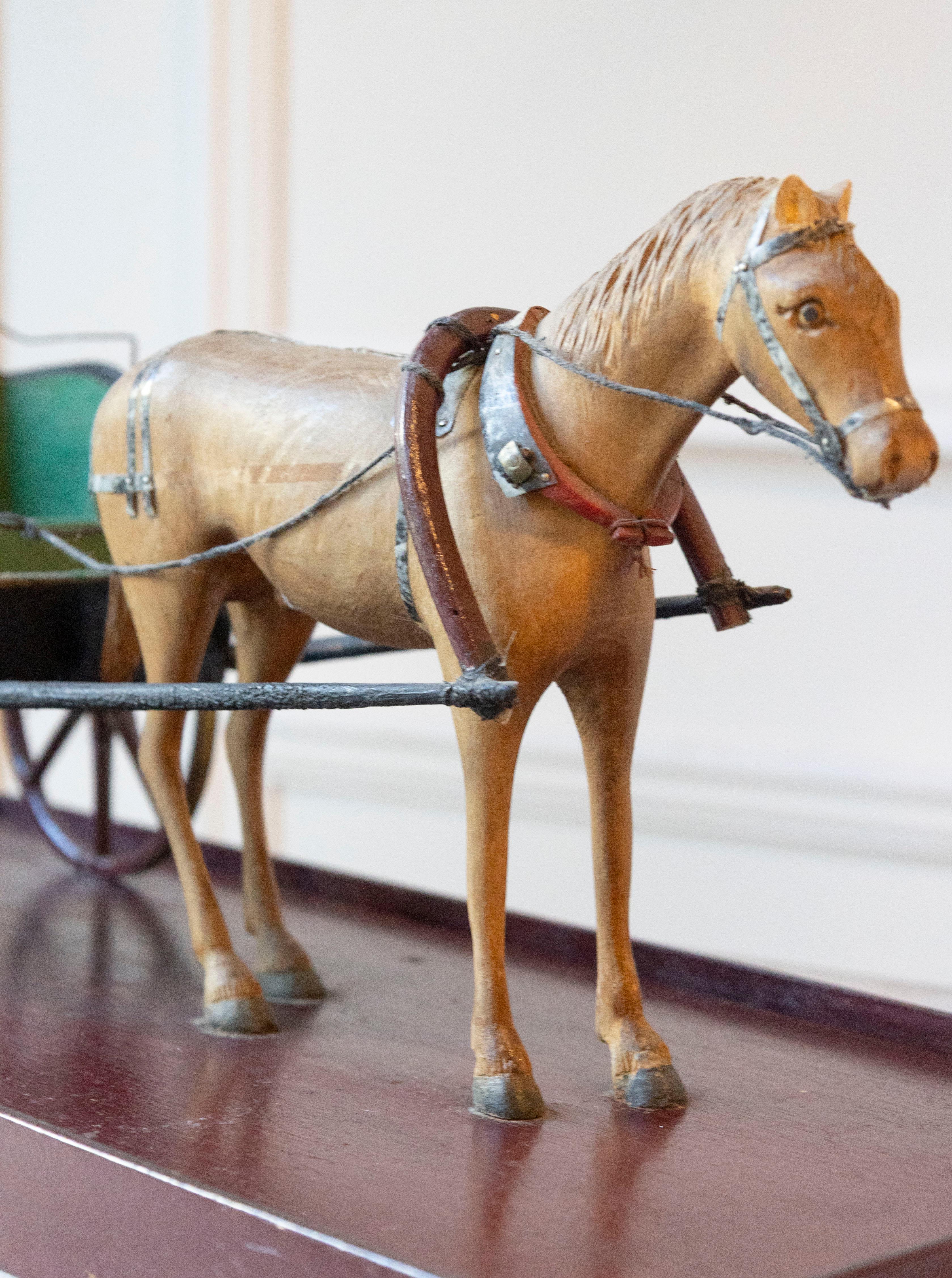 Modèle de cheval et d'attelage en bois sculpté du début du 20e siècle en vente 3
