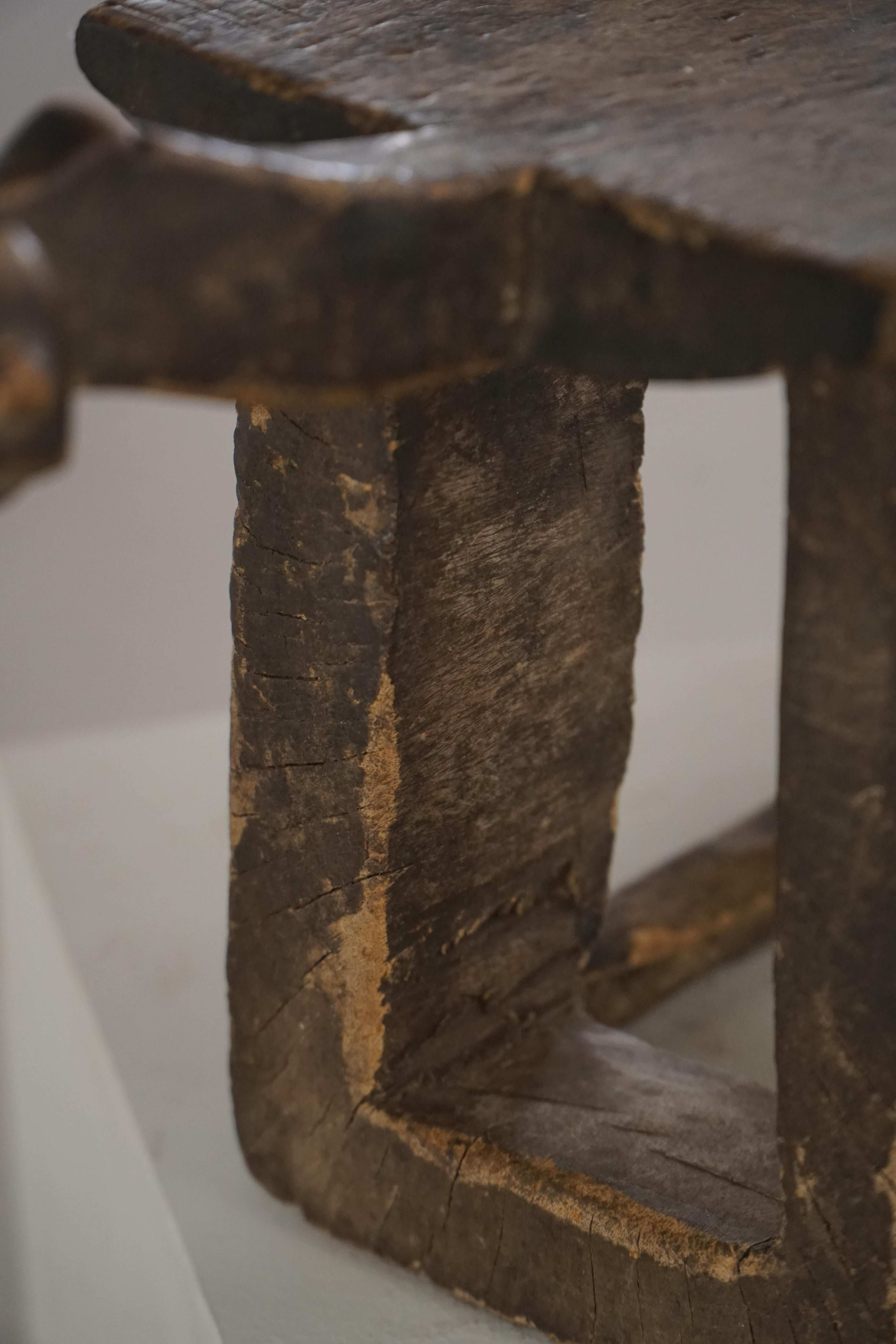 Taburete Lobi de madera tallada de principios del siglo XX, Burkina Faso, África en venta 3