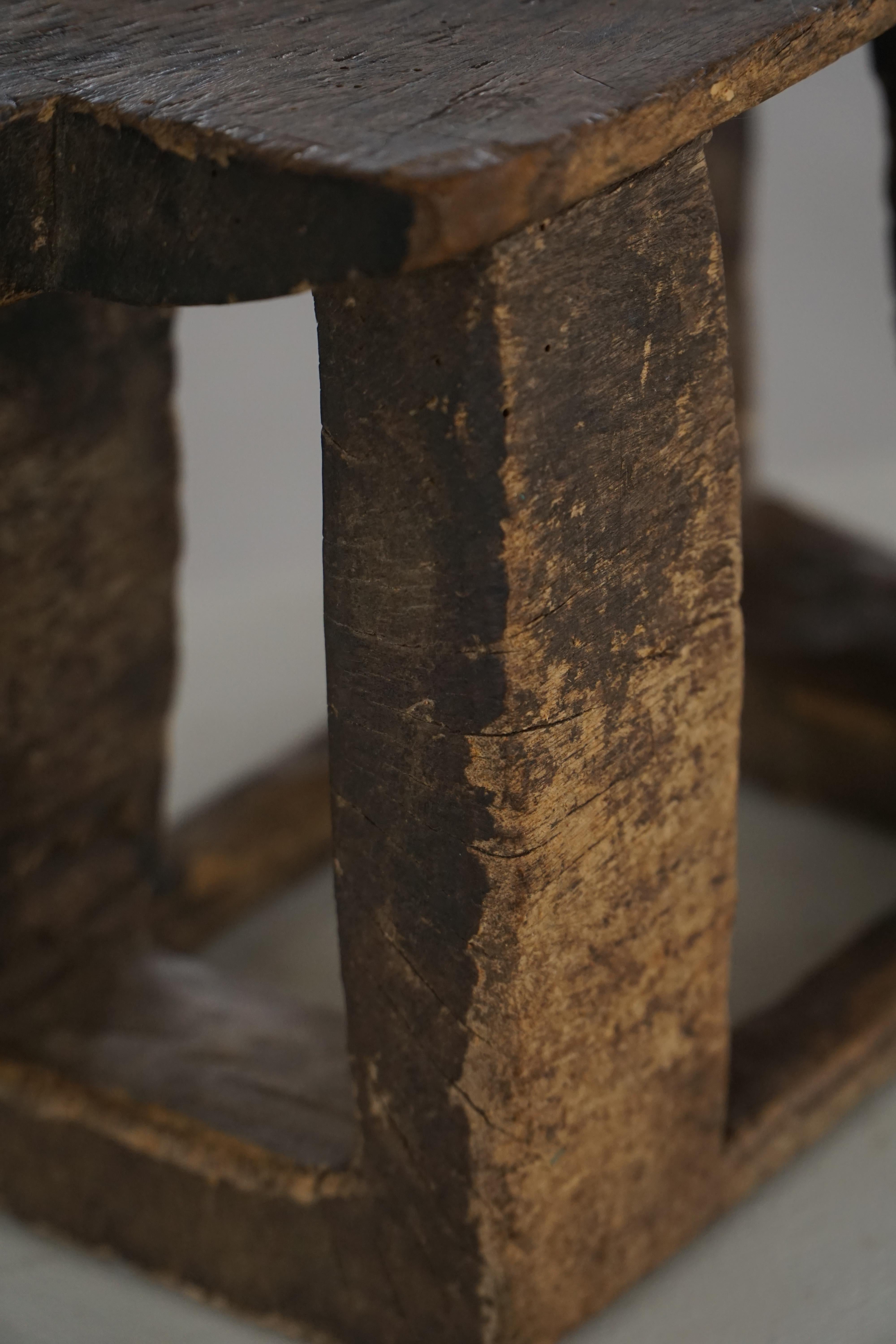 Taburete Lobi de madera tallada de principios del siglo XX, Burkina Faso, África en venta 4