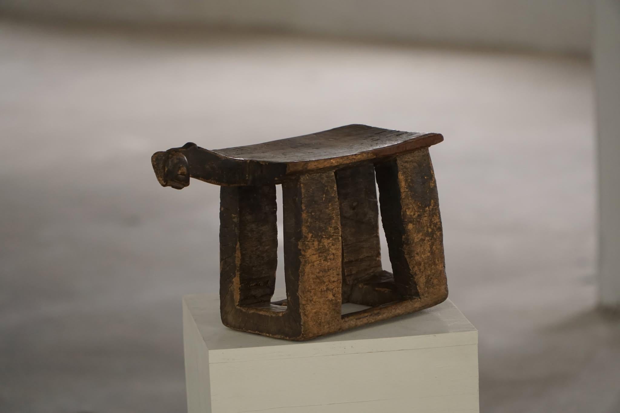 Taburete Lobi de madera tallada de principios del siglo XX, Burkina Faso, África en venta 7