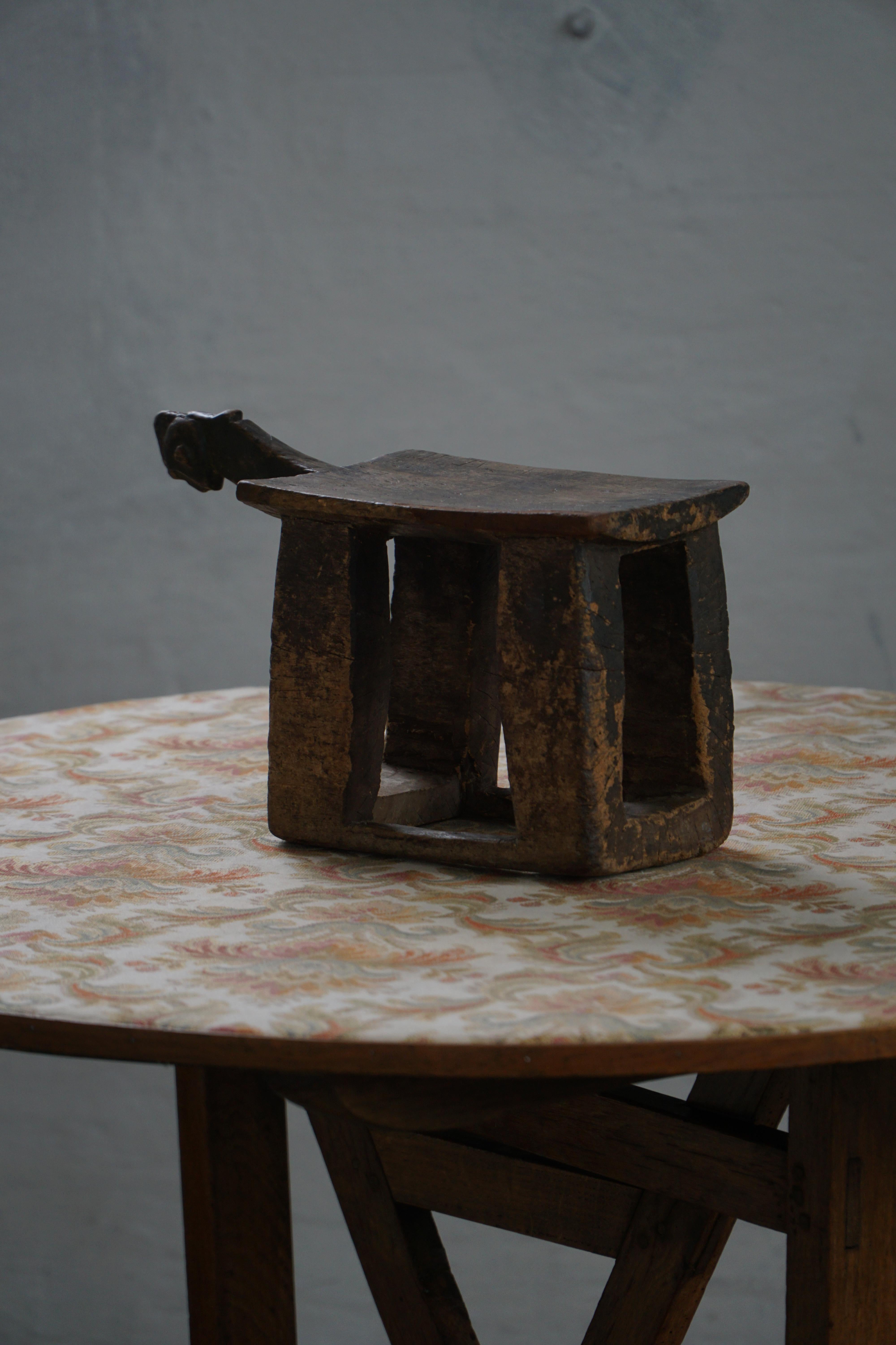 Taburete Lobi de madera tallada de principios del siglo XX, Burkina Faso, África Primitivo en venta