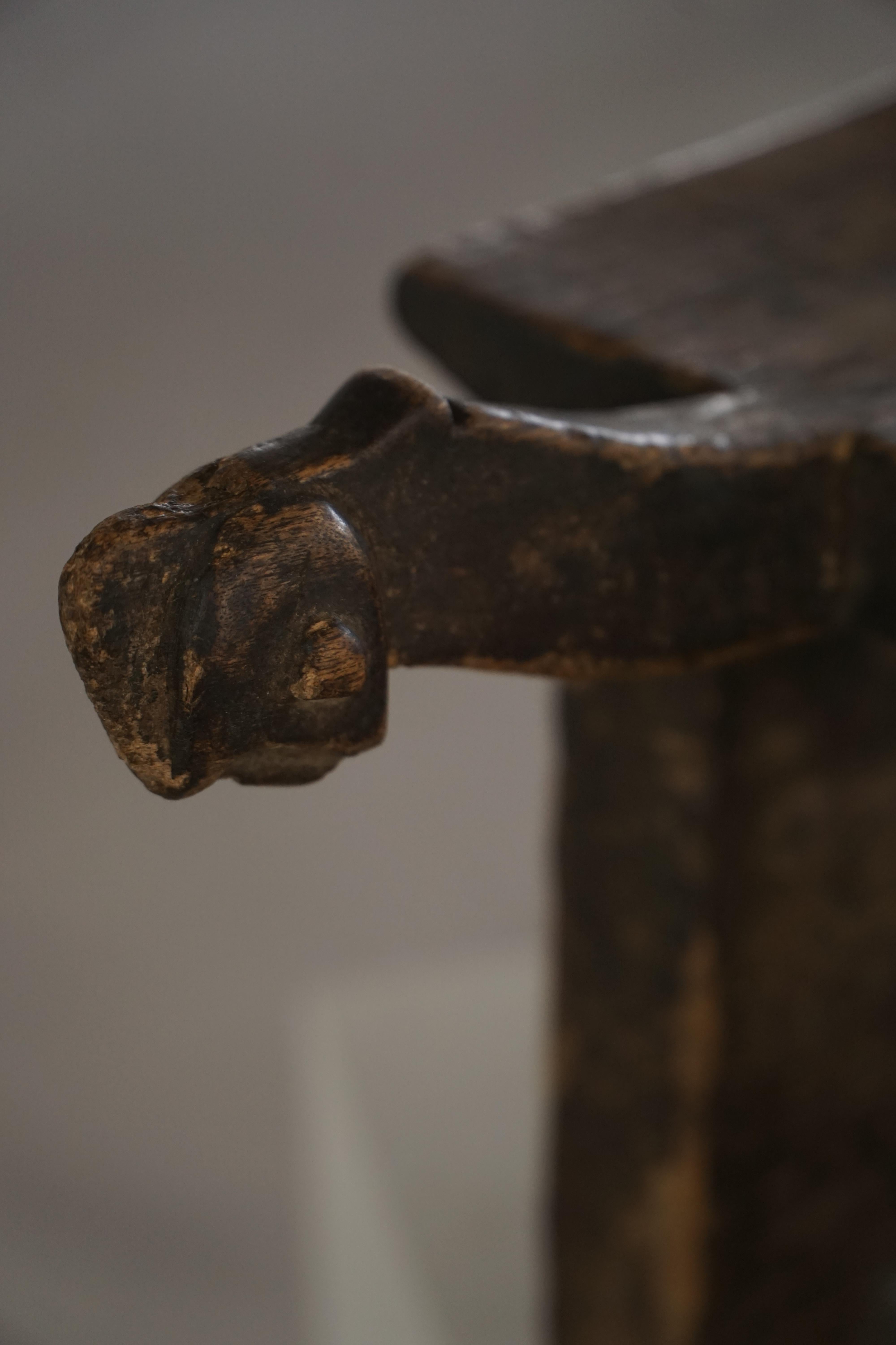 Taburete Lobi de madera tallada de principios del siglo XX, Burkina Faso, África en venta 2