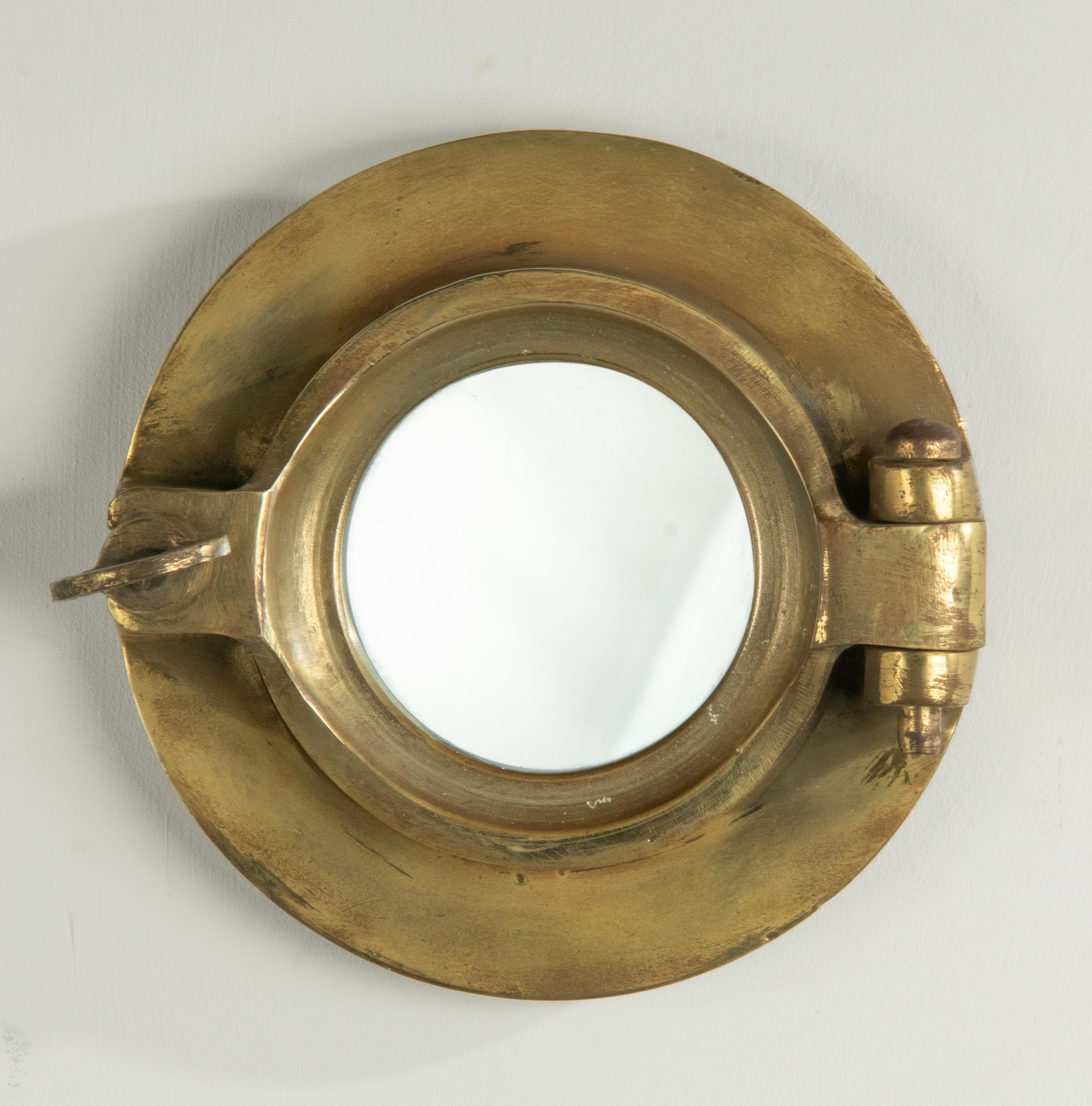 Early 20th Century Cast Brass Small Mirror Ship Porthole In Good Condition In Casteren, Noord-Brabant