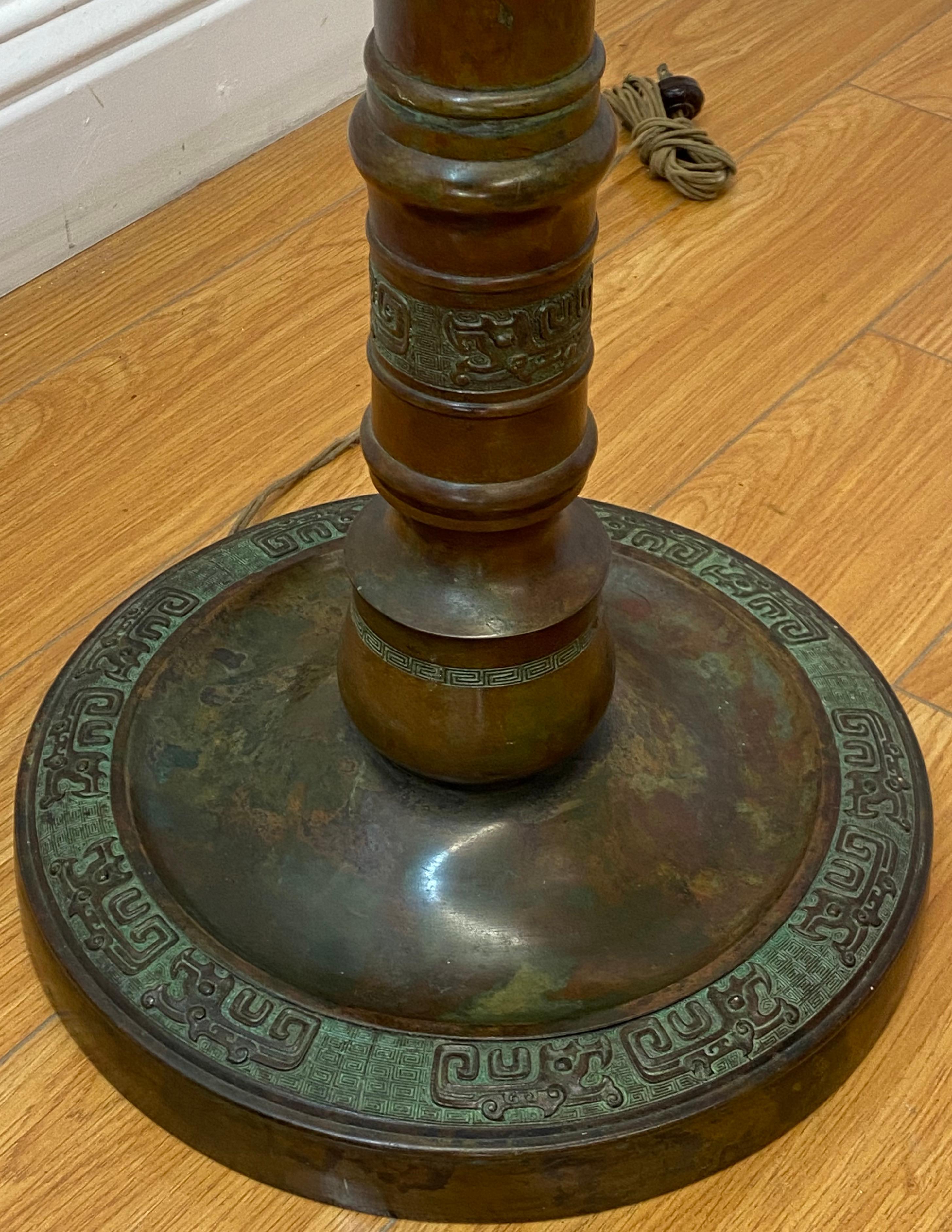 Lampadaire en bronze moulé du début du XXe siècle à motif chinois néo-lithique  en vente 3