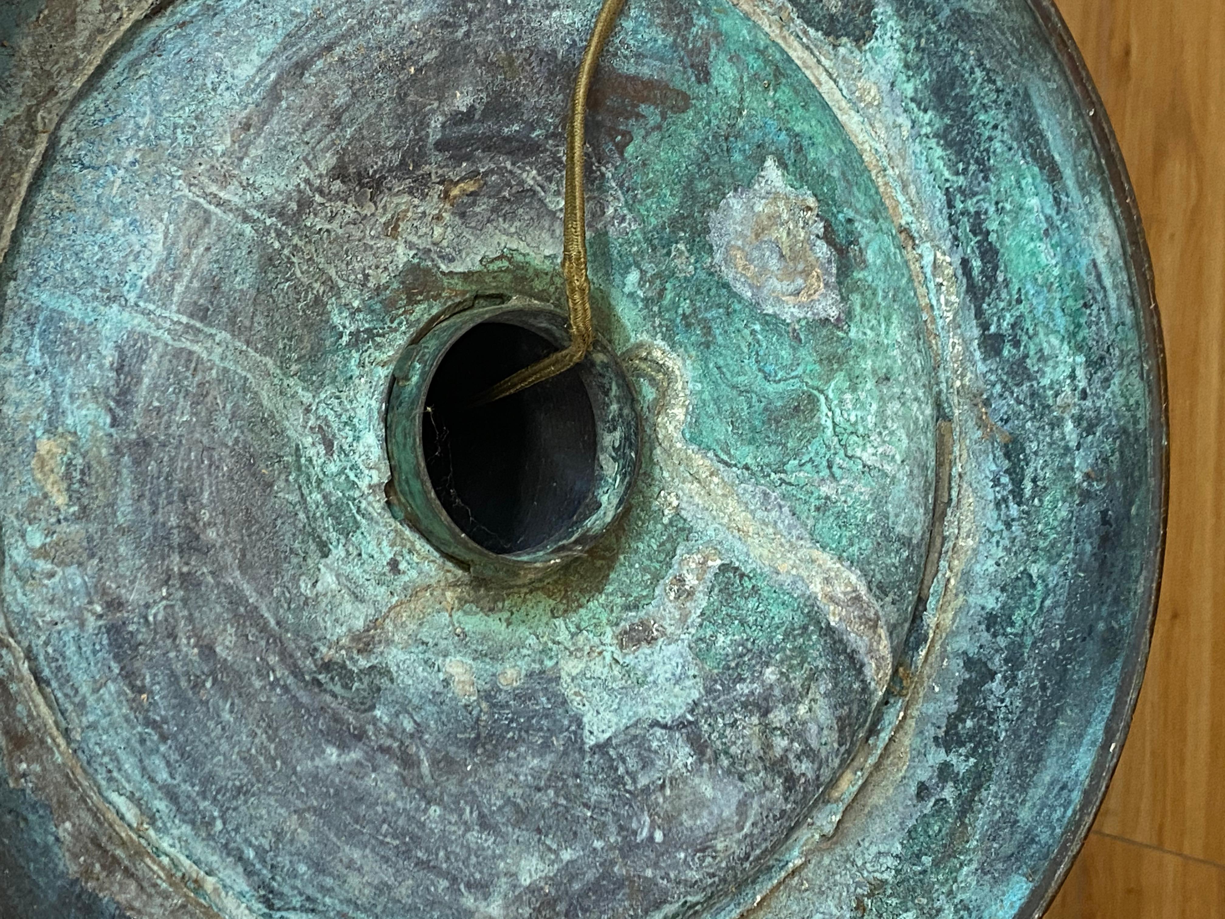 Lampadaire en bronze moulé du début du XXe siècle à motif chinois néo-lithique  en vente 4