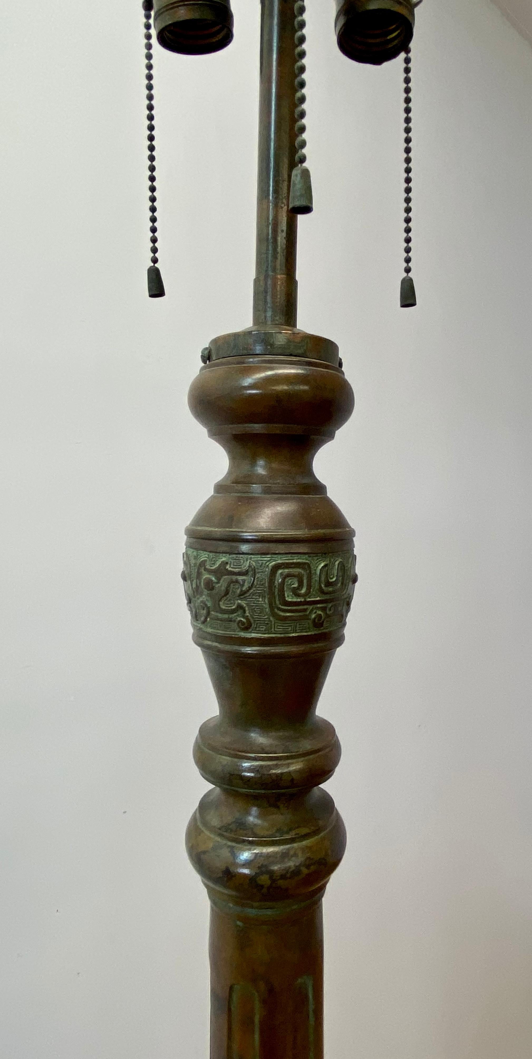 Stehlampe aus Bronzeguss des frühen 20. Jahrhunderts mit neolithischem chinesischem Motiv  im Zustand „Gut“ im Angebot in San Francisco, CA
