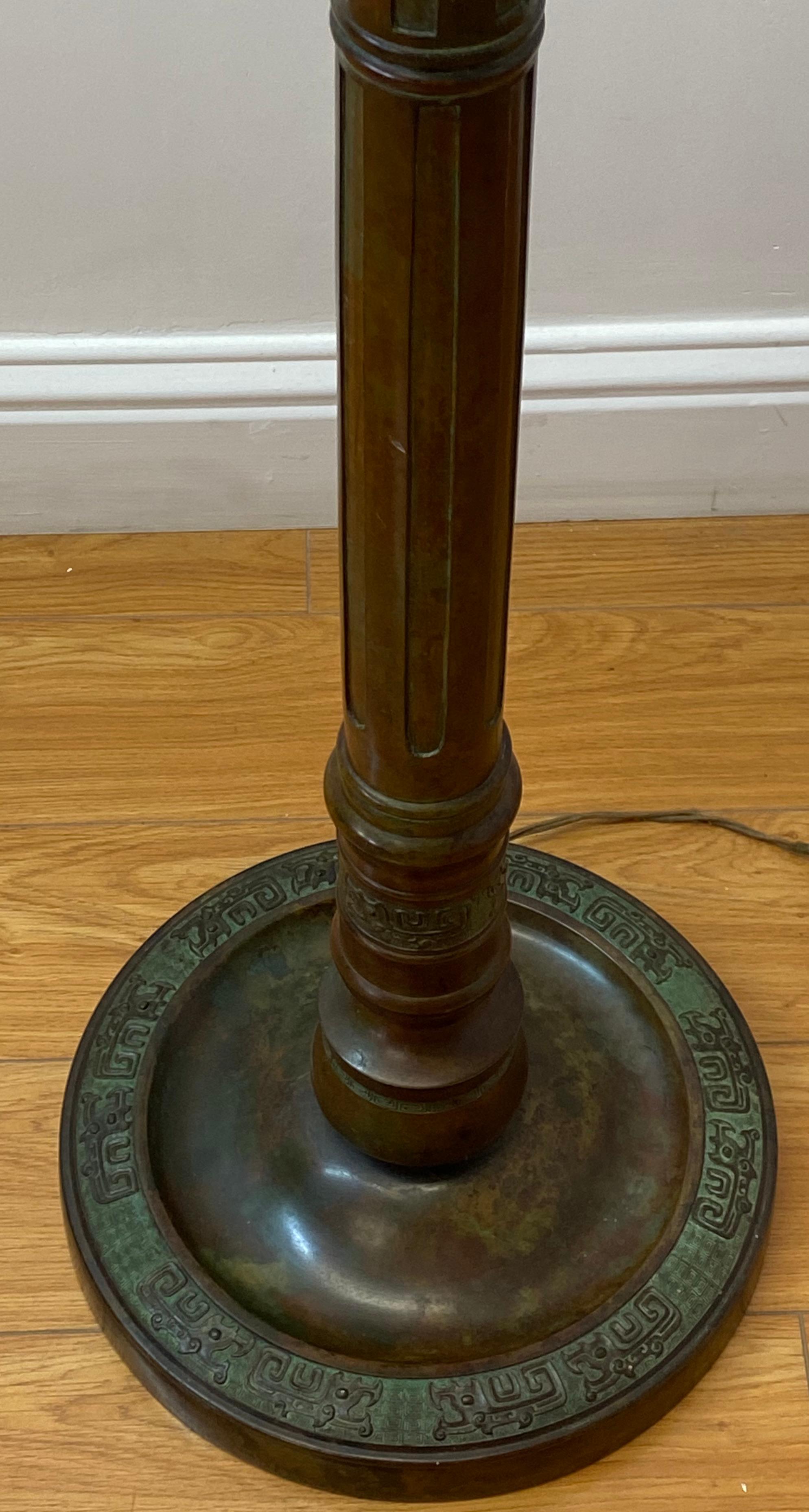 Lampadaire en bronze moulé du début du XXe siècle à motif chinois néo-lithique  en vente 1