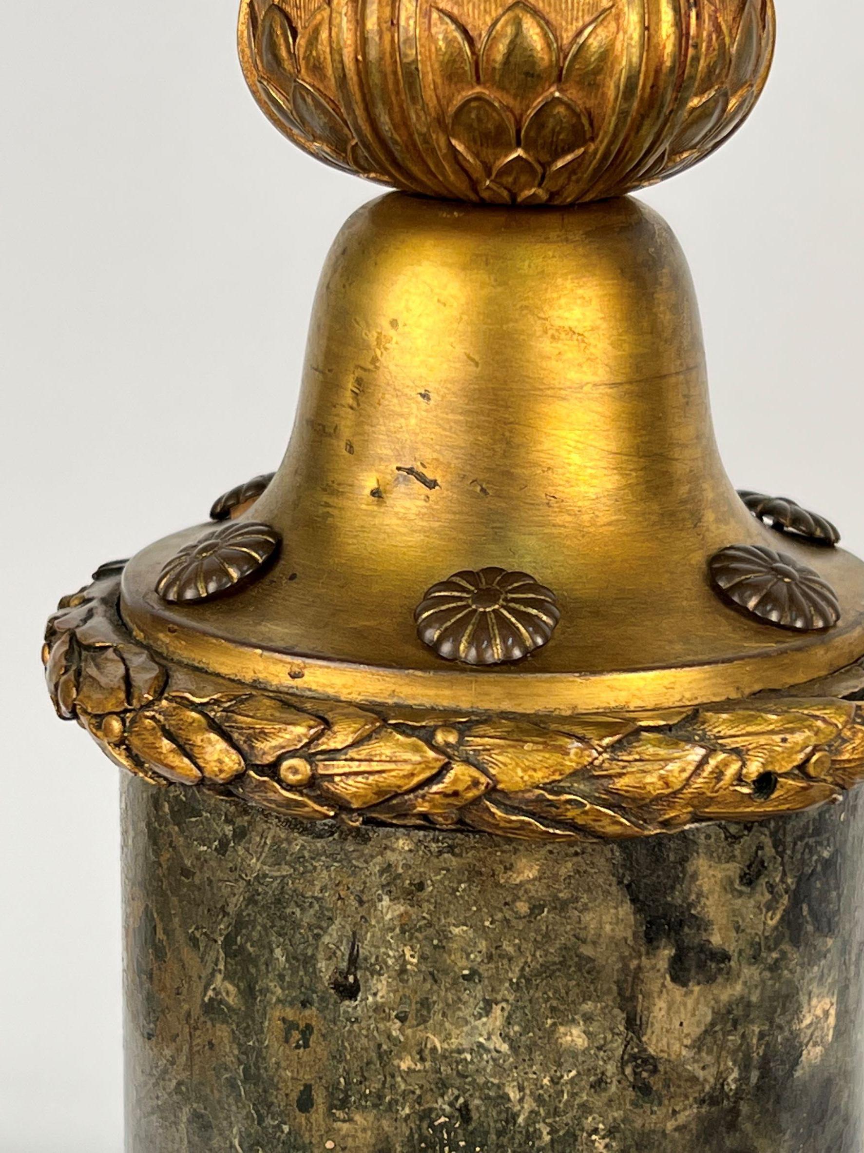 Lampes de table décoratives en bronze moulé et faux marbre du début du XXe siècle en vente 7