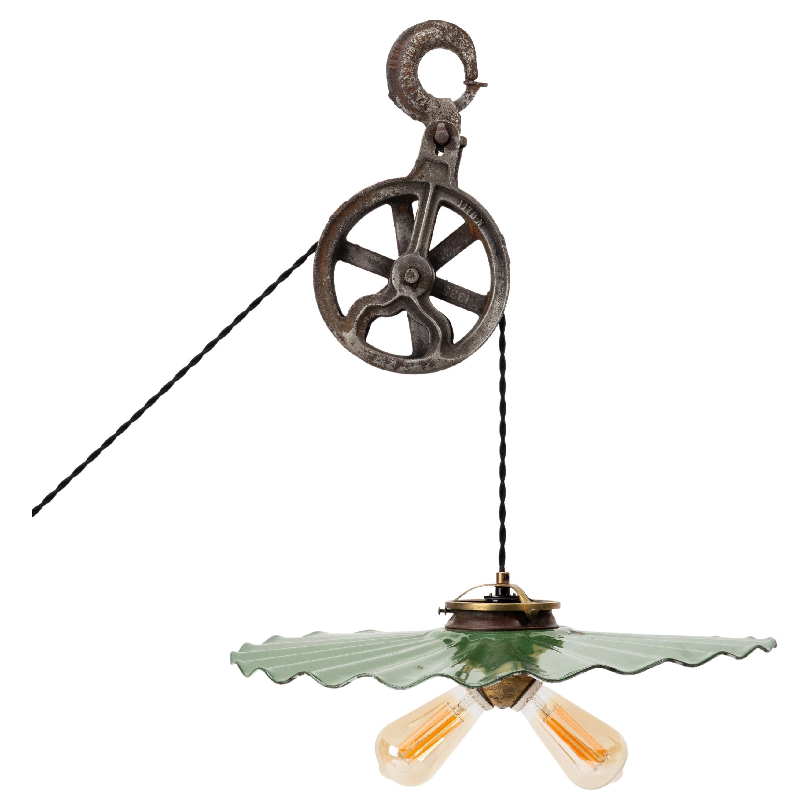 Début du 20e siècle, lampe pendante à poulie en fonte et porcelaine Lights
