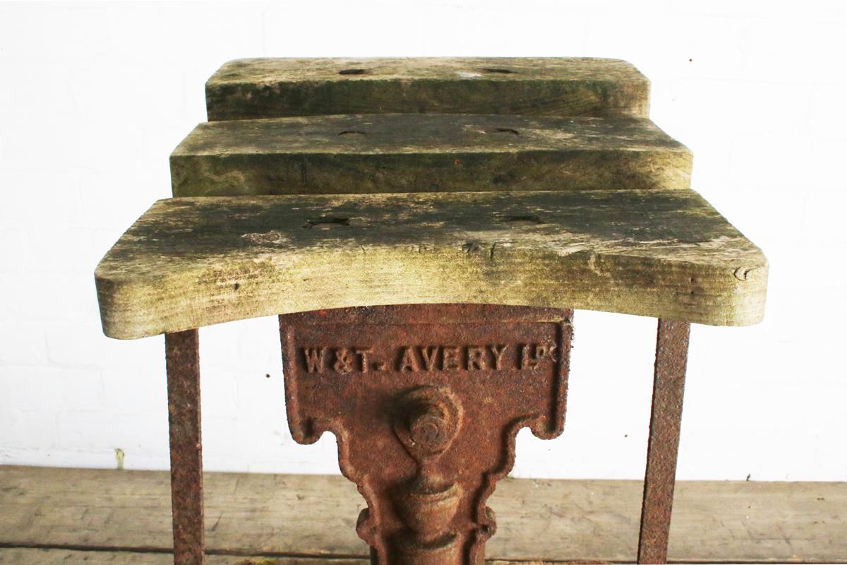 Early 20th Century Cast Iron Sack Weighing Scales Produced by W&T Avery Ltd In Distressed Condition For Sale In Manchester, GB