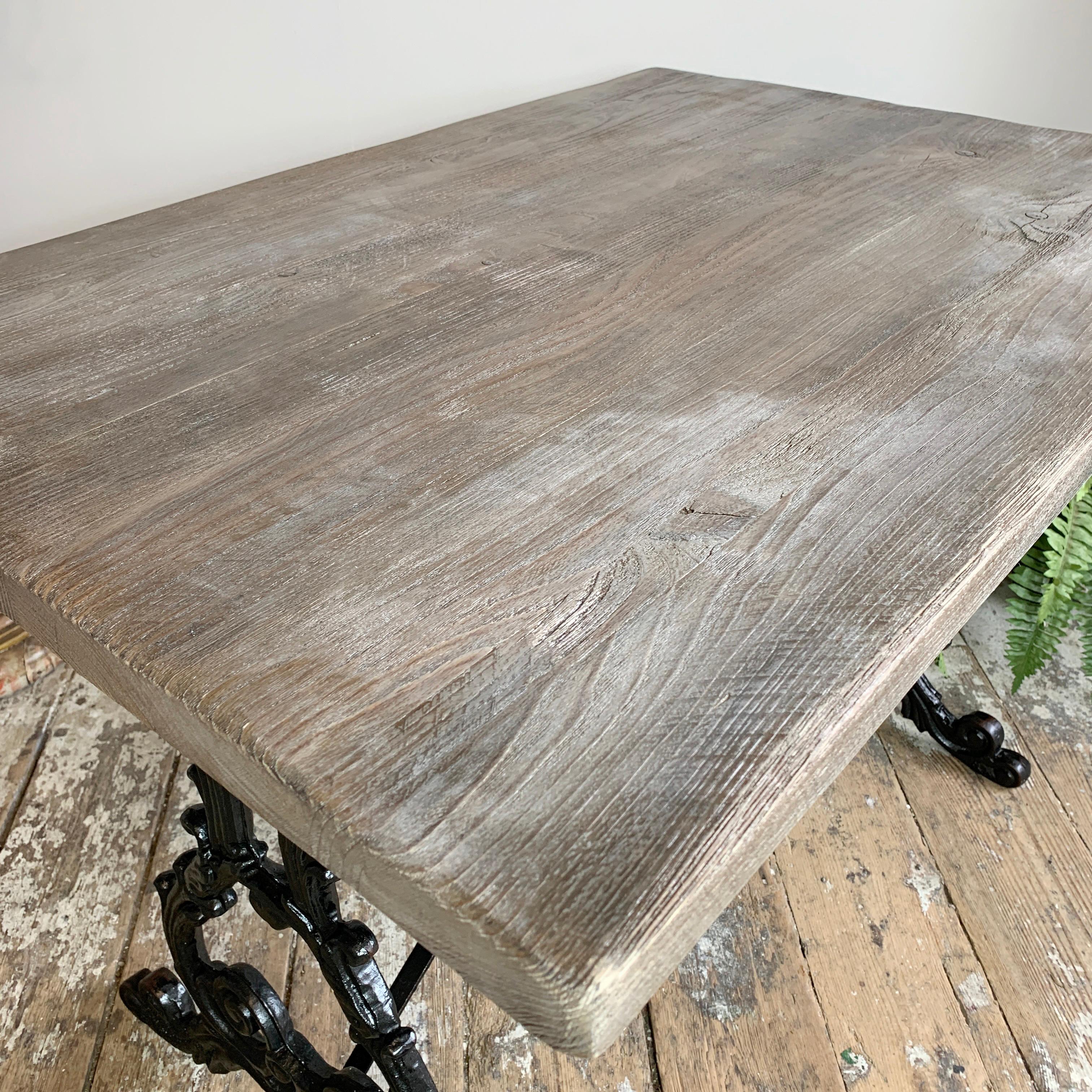 Fer Table en fonte du début du XXe siècle avec plateau contemporain en bois de récupération en vente