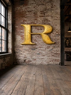 Gegossener Metallbuchstabe „R“ aus vergoldetem Metall von F.W. aus dem frühen 20. Jahrhundert Woolworth & Co.