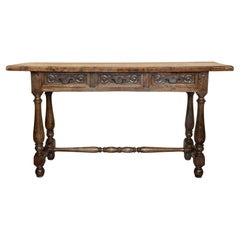 Consola catalana de nogal tallado de principios del siglo XX con tres cajones