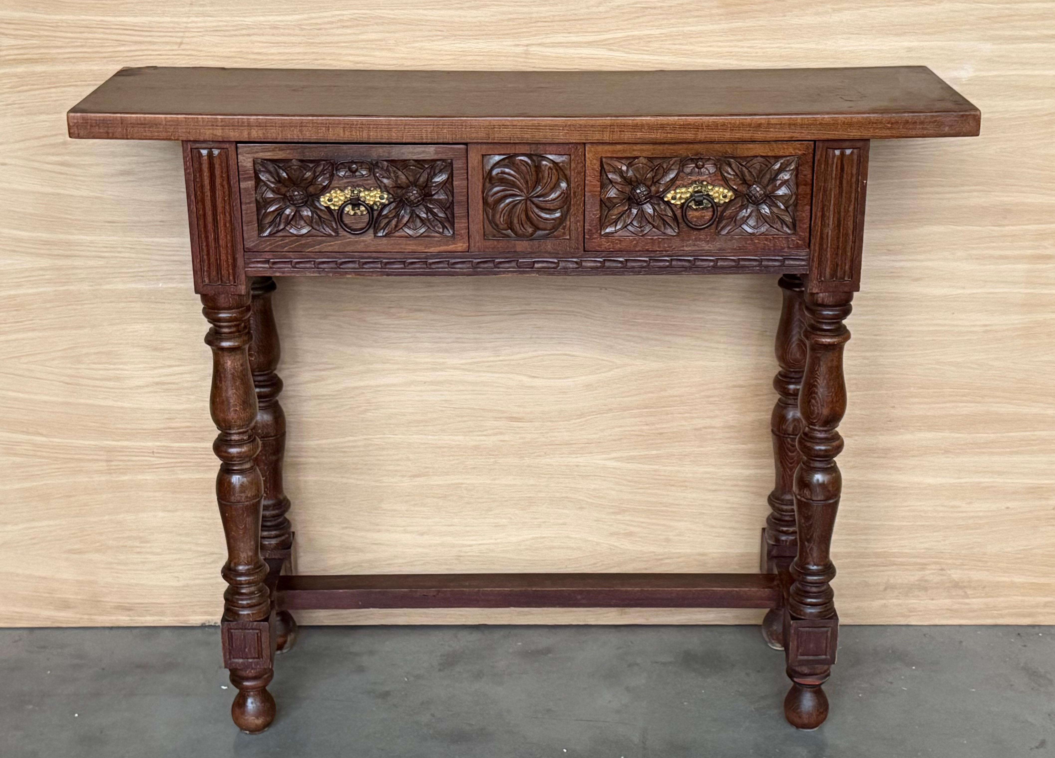 Pair of French Louis XVI cupboards with finely decorated side columns, from the late 19th century.
White marble top.
Nightstands with drawer with bronze handles and front door with interior shelf.
Good condition with small signs of use for its age.