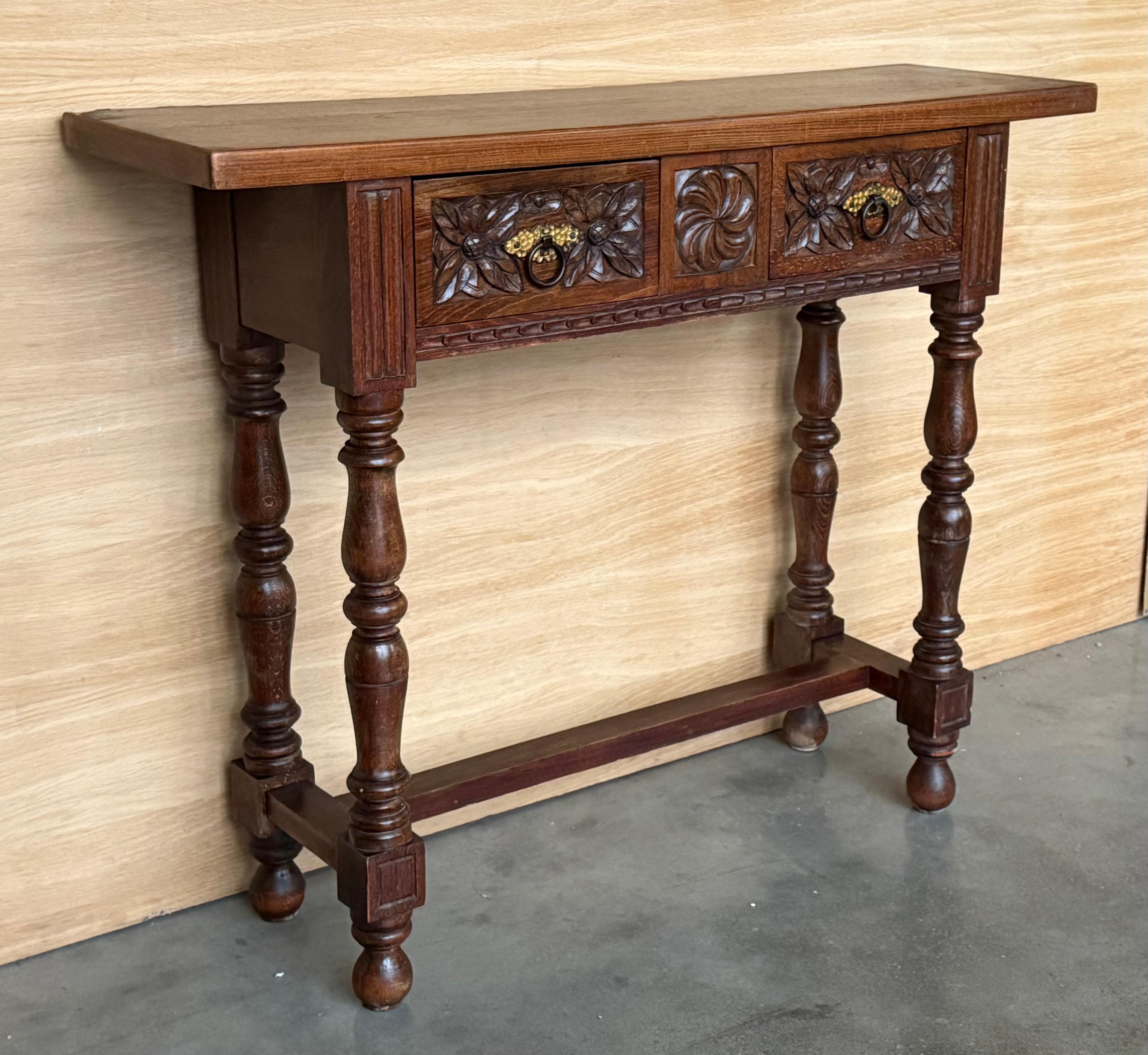 Early 20th Century Catalan Spanish Carved Walnut Console Table with Two Drawers In Good Condition For Sale In Miami, FL