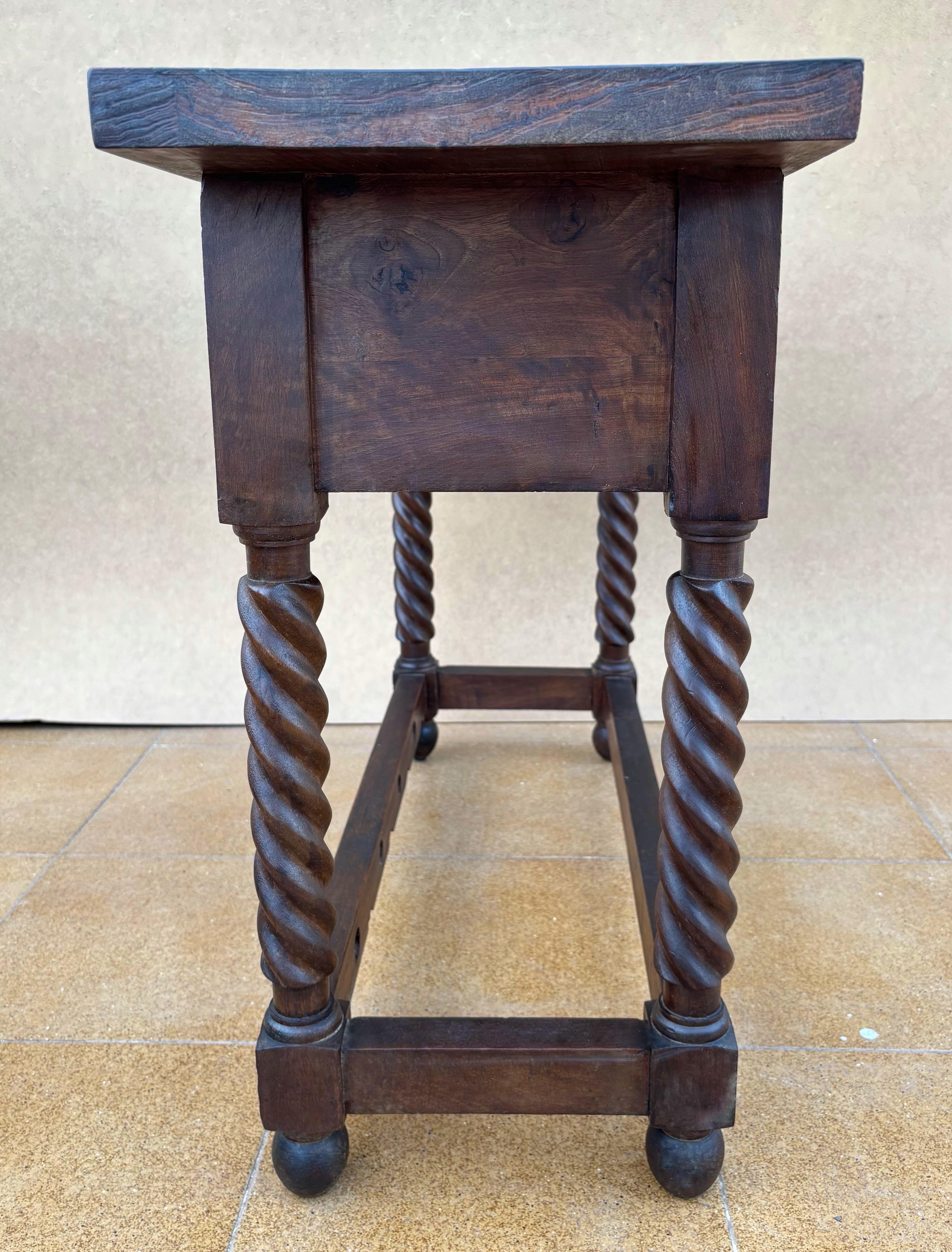 Early 20th Century Catalan Spanish Carved Walnut Wood Console Table In Good Condition For Sale In BÉTERA, ES