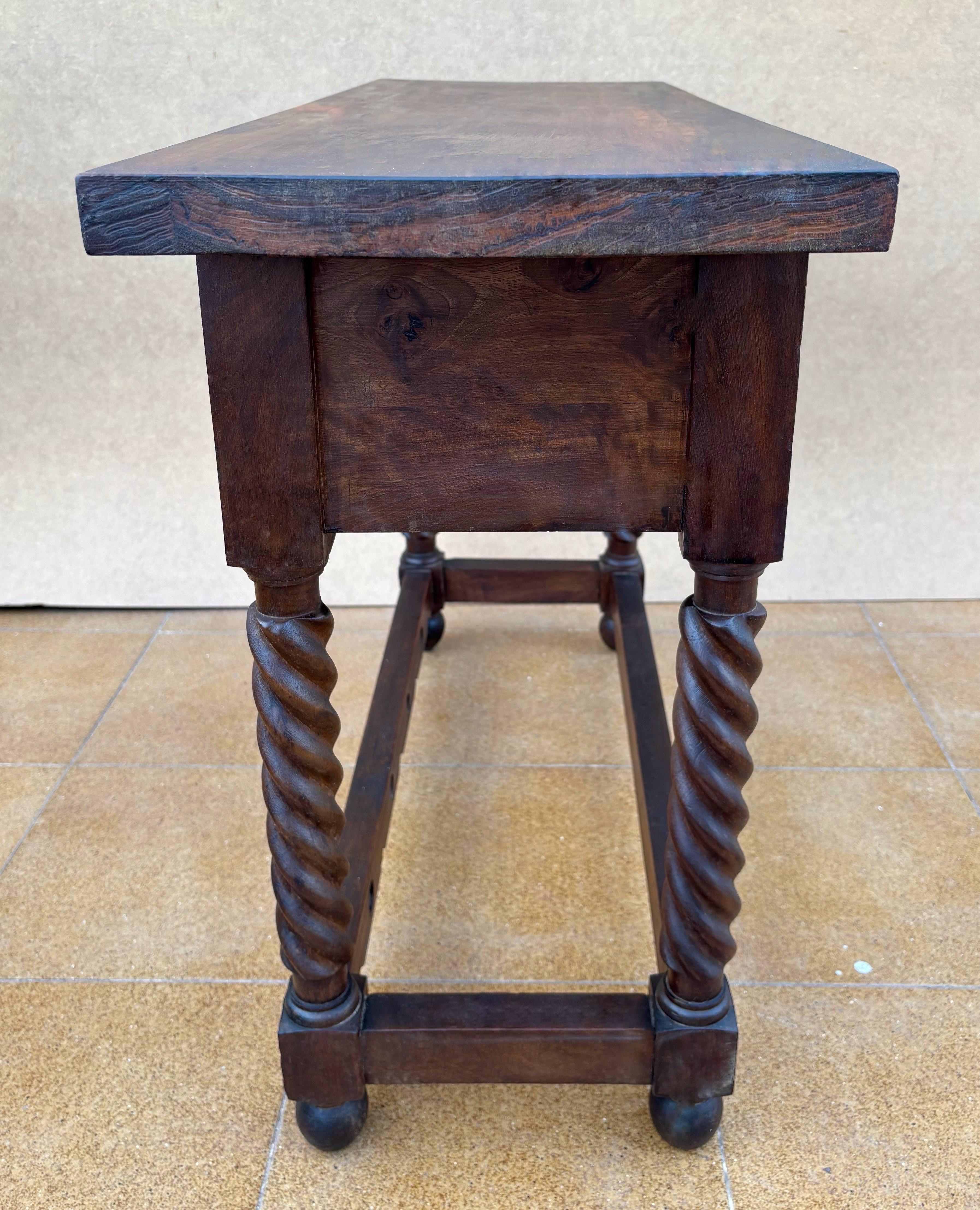 Early 20th Century Catalan Spanish Carved Walnut Wood Console Table For Sale 1