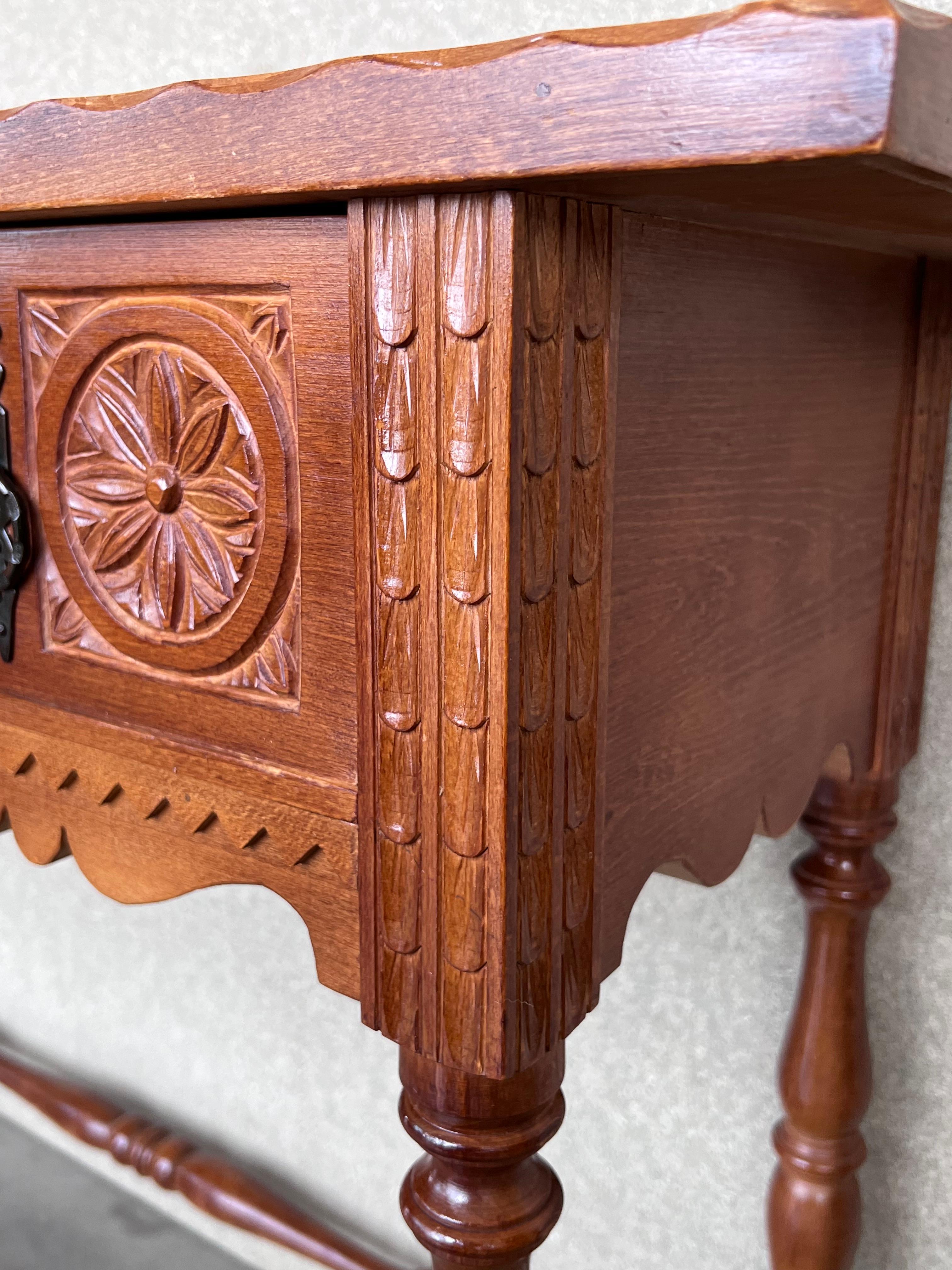 Early 20th Century Catalan Spanish Hand Carved Walnut Console Table 11