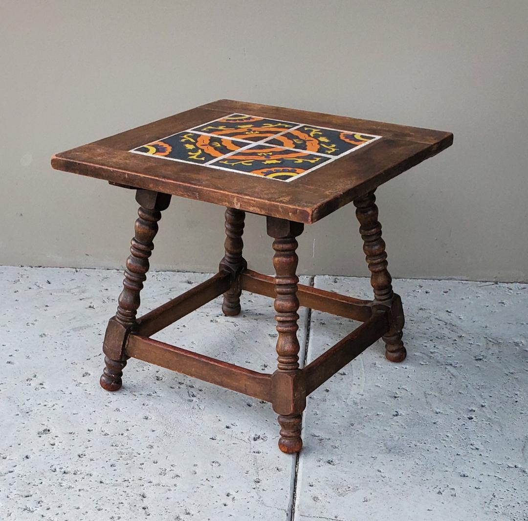 Early 20th Century Catalina Tile Side Table Mission Craftsman Arts & Craft Monterey.
Gorgeous Square Antique Oak Table With Turned Legs And 4 Beautiful Inlaid Catalina Tiles Of California Pottery. 
The Side Table Listed Here Is In Fabulous Antique