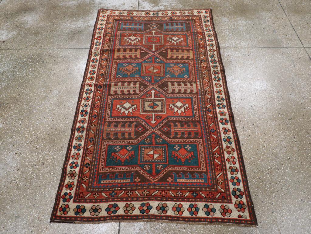 Un ancien tapis d'accent caucasien Kazak fait à la main au début du 20e siècle.

Mesures : 3' 8