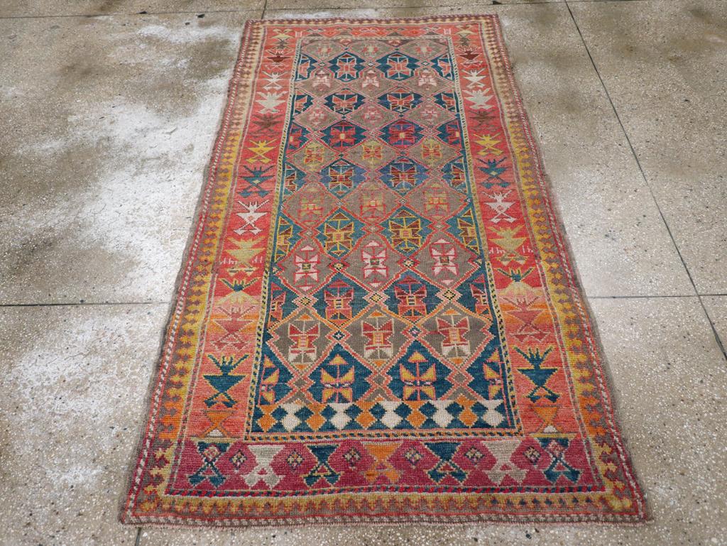 Un ancien tapis d'accent caucasien Kazak fait à la main au début du 20e siècle.

Mesures : 3' 11