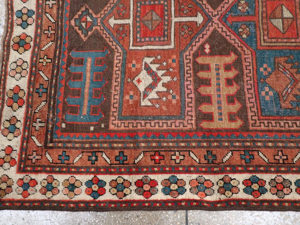 Noué à la main Tapis d'accent caucasien kazak du début du 20e siècle en vente