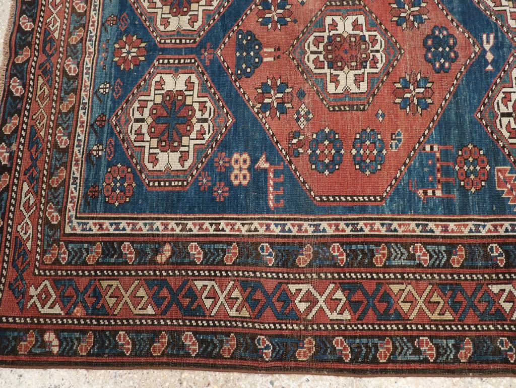 Noué à la main Tapis d'accent caucasien kazak du début du 20e siècle en vente
