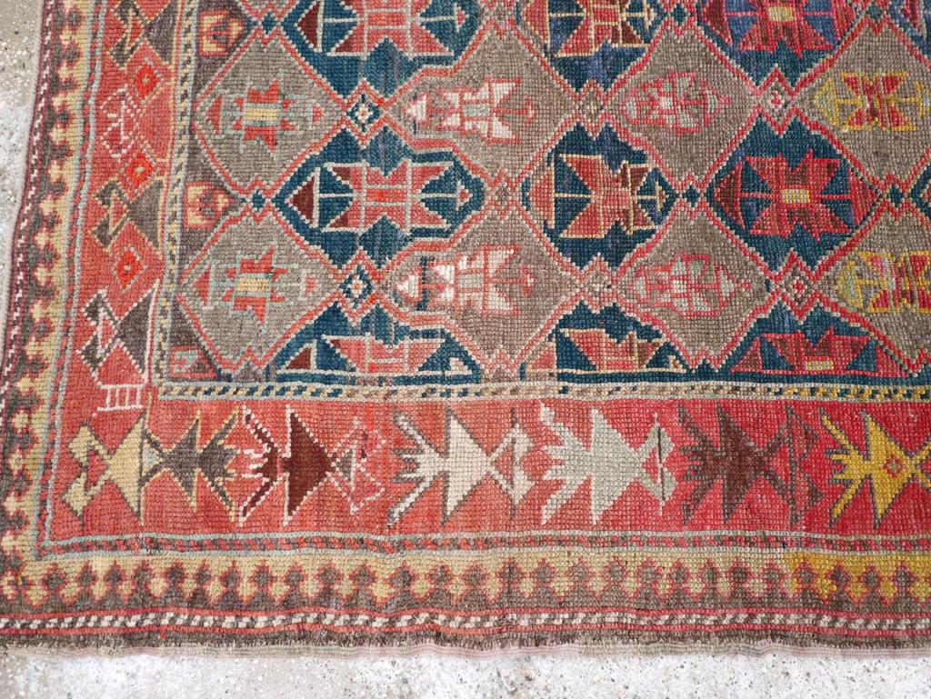 Noué à la main Tapis d'accent caucasien kazak du début du 20e siècle en vente