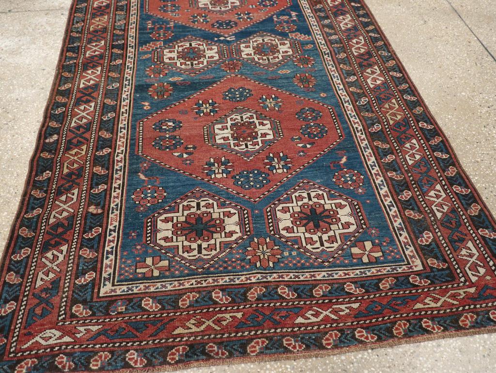 Tapis d'accent caucasien kazak du début du 20e siècle Excellent état - En vente à New York, NY