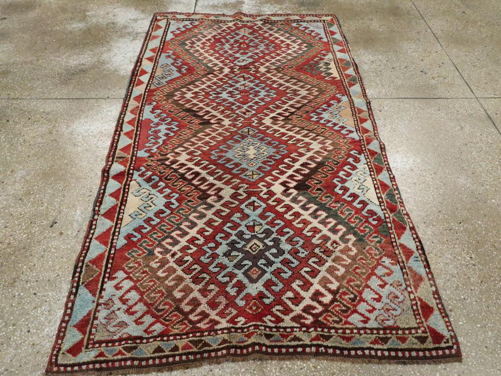 Un poil de laine avec des nœuds symétriques sur une base entièrement en laine. Des crochets, des crochets, des crochets, superposés à des losanges, des zigzags et des triangles crochetés - aucun autre motif, aucun. S'il est richement accroché, il