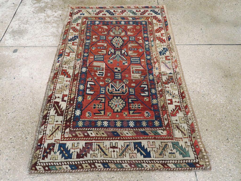 Ein antiker kaukasischer Kazak-Teppich. Das rote Feld wird durch ein subtiles Spalier mit geometrischen Palmetten und Blättern geteilt, wie es für die Kuba-Teppiche aus dem Nordosten des Kaukasus typisch ist. Die westkaukasischen Weber haben das