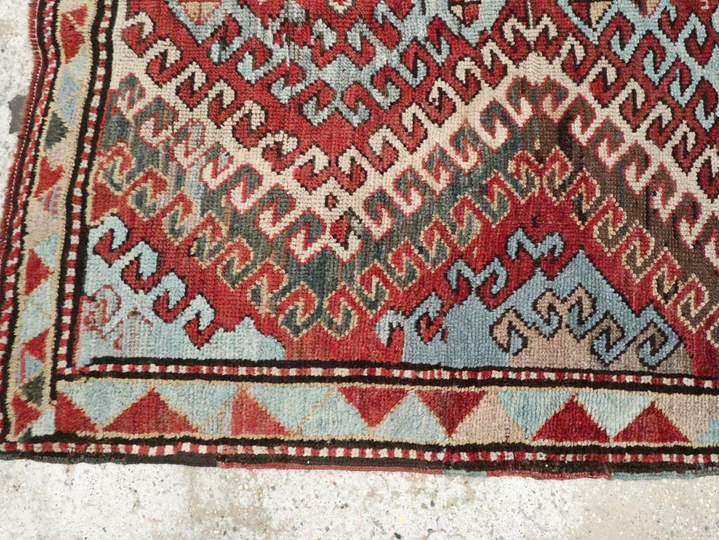 Noué à la main Début du 20e siècle - Tapis de style kazak caucasien en vente