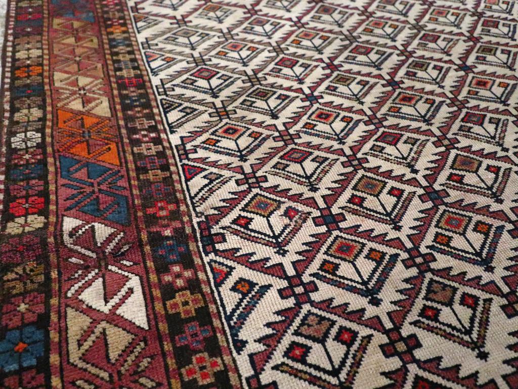 Rustique Tapis d'appoint caucasien Shirvan du début du 20e siècle en vente