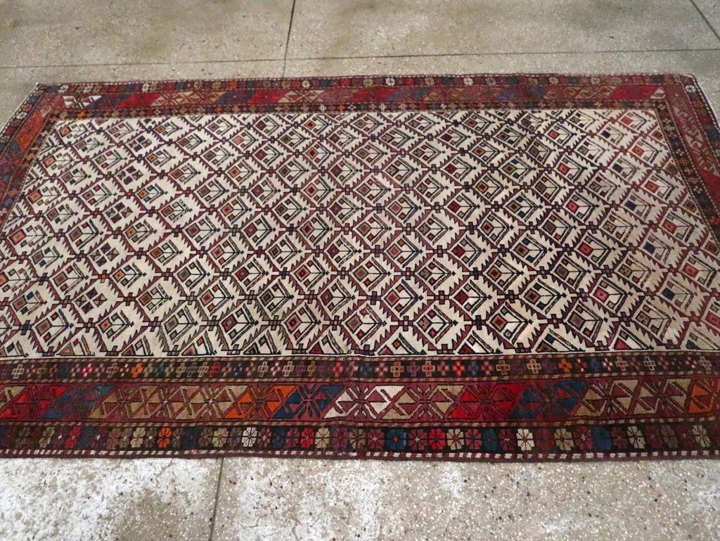 Scandinave Tapis d'appoint caucasien Shirvan du début du 20e siècle en vente