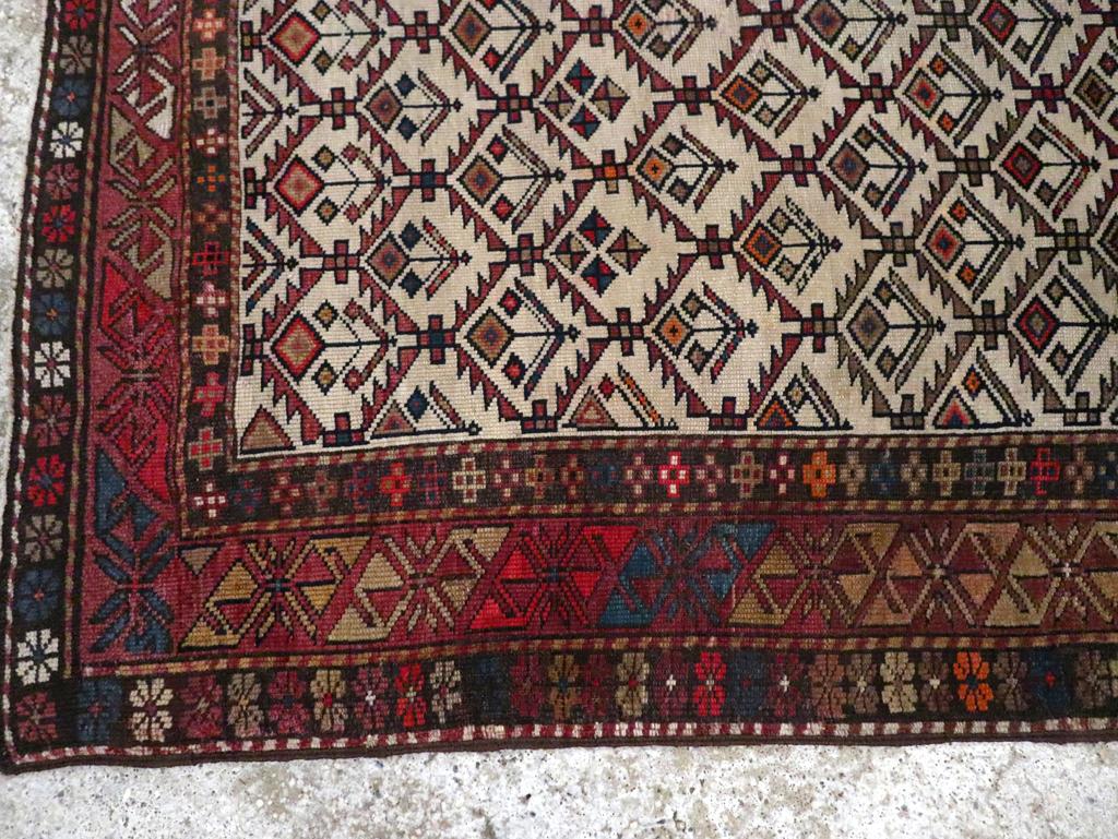 Noué à la main Tapis d'appoint caucasien Shirvan du début du 20e siècle en vente
