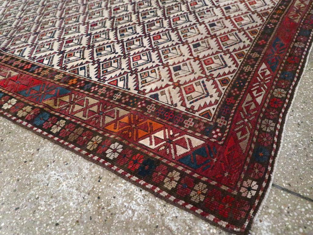 Tapis d'appoint caucasien Shirvan du début du 20e siècle Excellent état - En vente à New York, NY