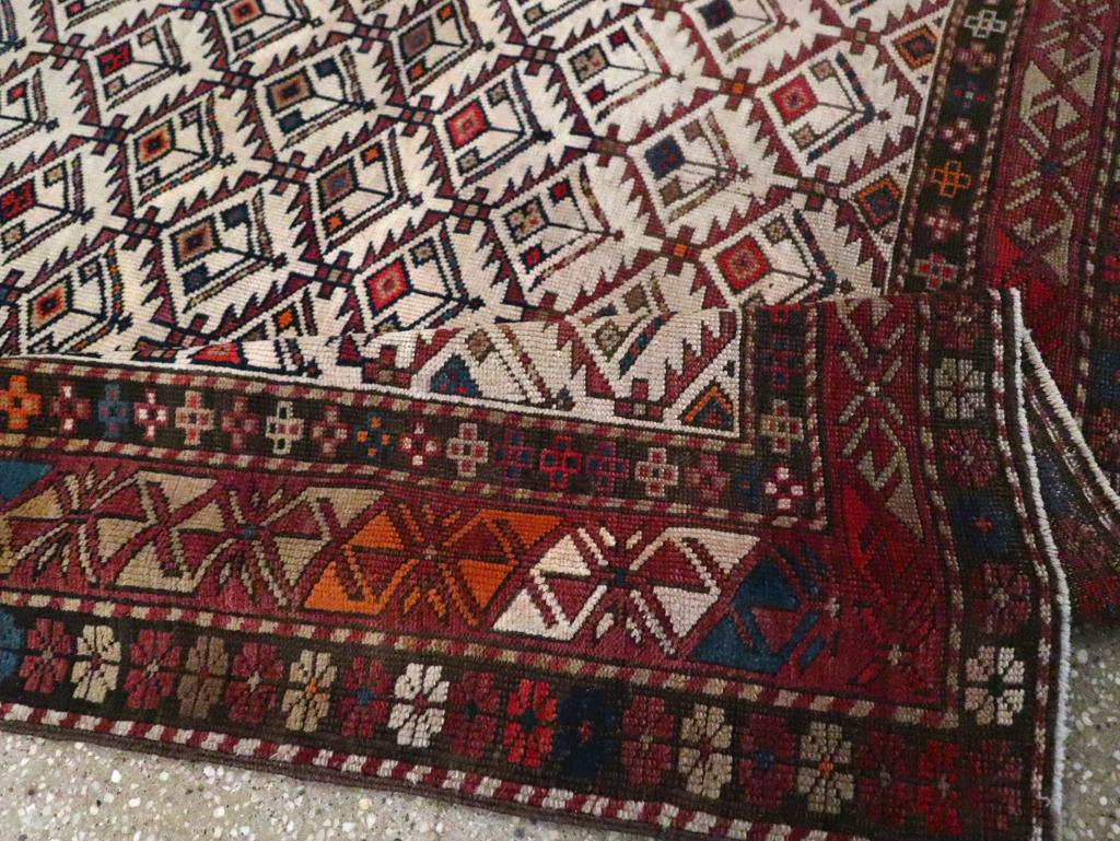 20ième siècle Tapis d'appoint caucasien Shirvan du début du 20e siècle en vente