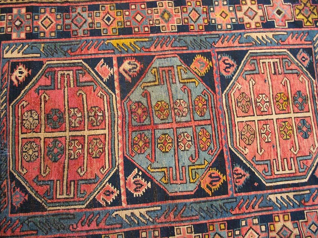 Early 20th Century Caucasian Shirvan Carpet ( 4' x 4'6'' - 122 x 137 ) In Fair Condition For Sale In New York, NY