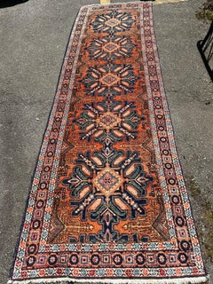 Tapis de table à médaillons tribaux du Caucase, datant du début du XXe siècle, dans des tons indigo chaud et rouille