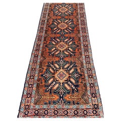 Tapis de table à médaillons tribaux du Caucase, datant du début du XXe siècle, dans des tons indigo chaud et rouille