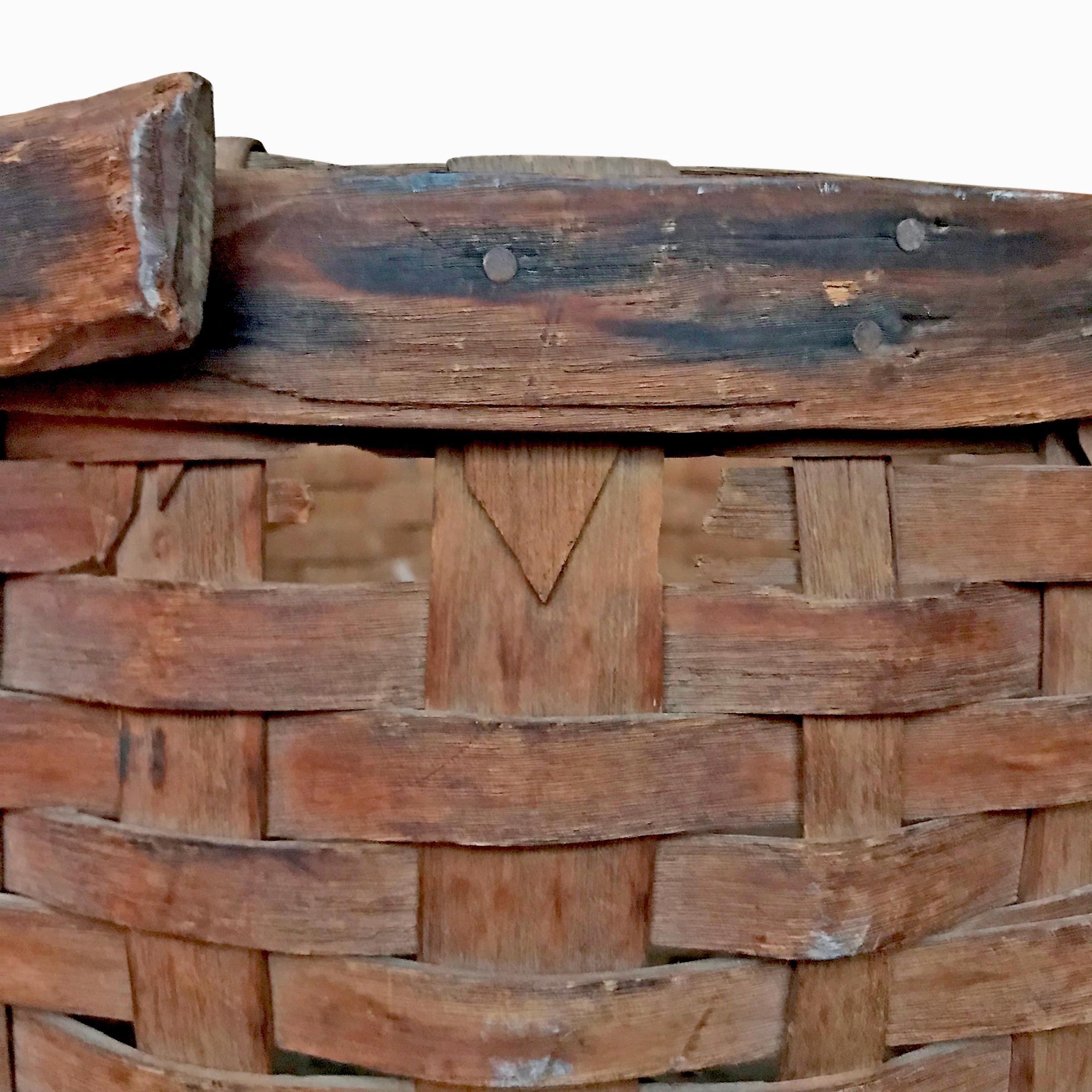 Early 20th Century Cedar Splint Basket In Good Condition In Chicago, IL