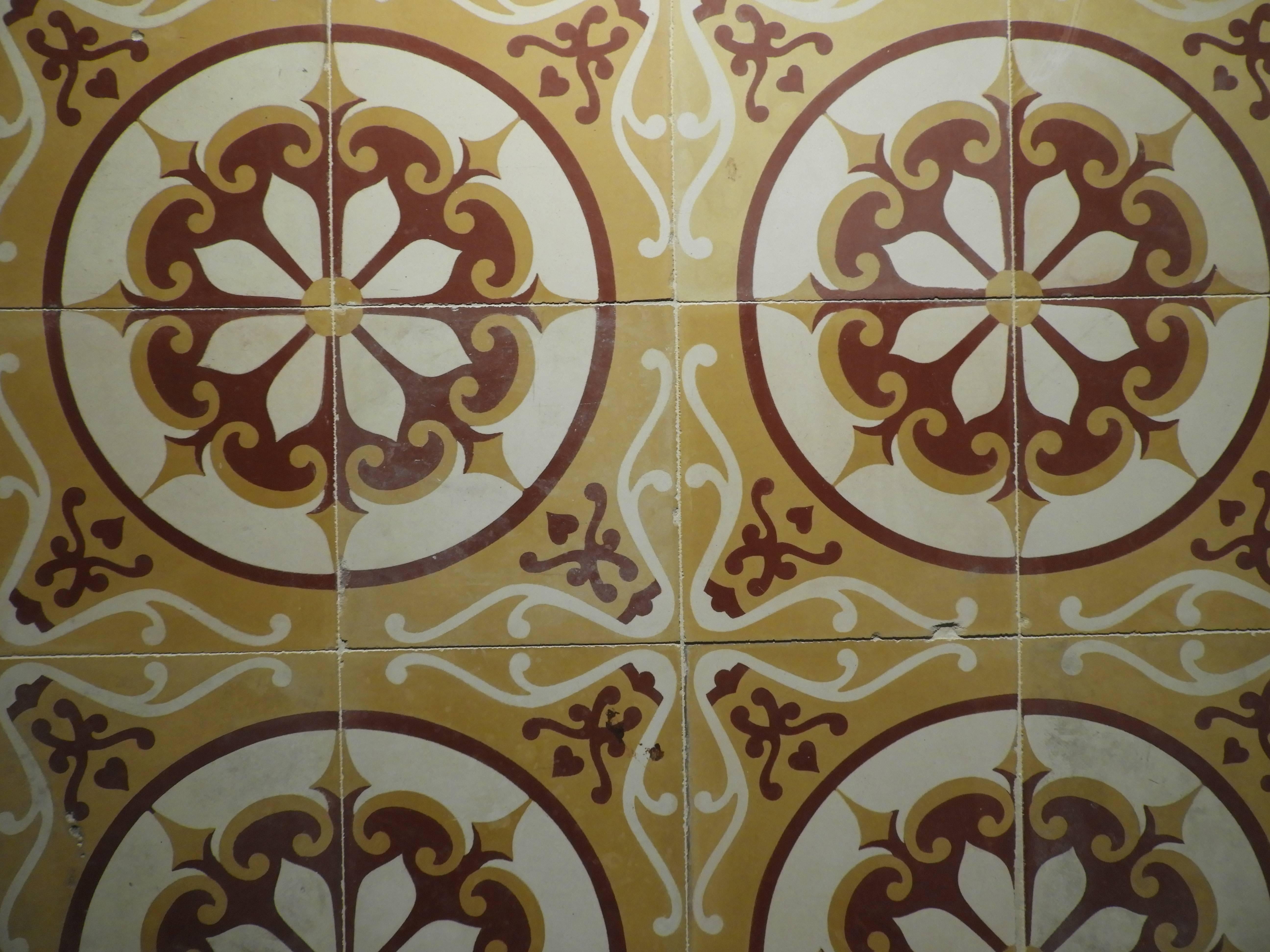 20th century cement tiles with pattern, 4 of 20 cm x 20 cm. Tiles make a complete pattern, +/_ 300m2 available.