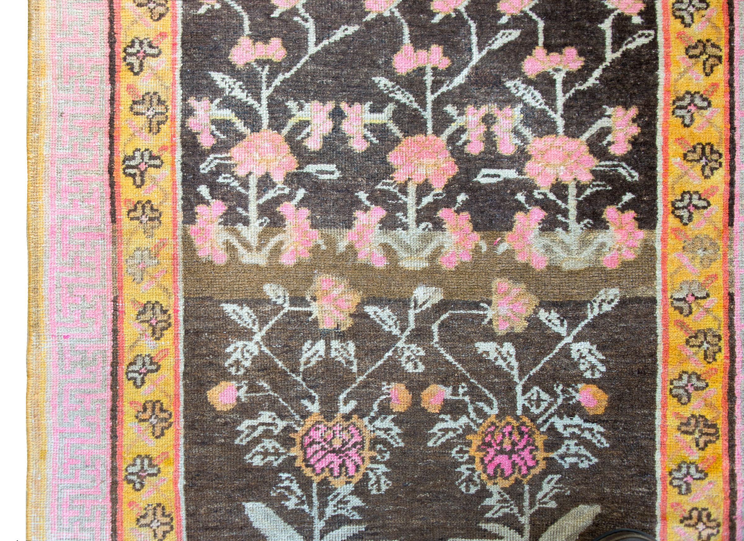Zentralasiatischer Khotan-Teppich aus dem frühen 20. (Frühes 20. Jahrhundert) im Angebot
