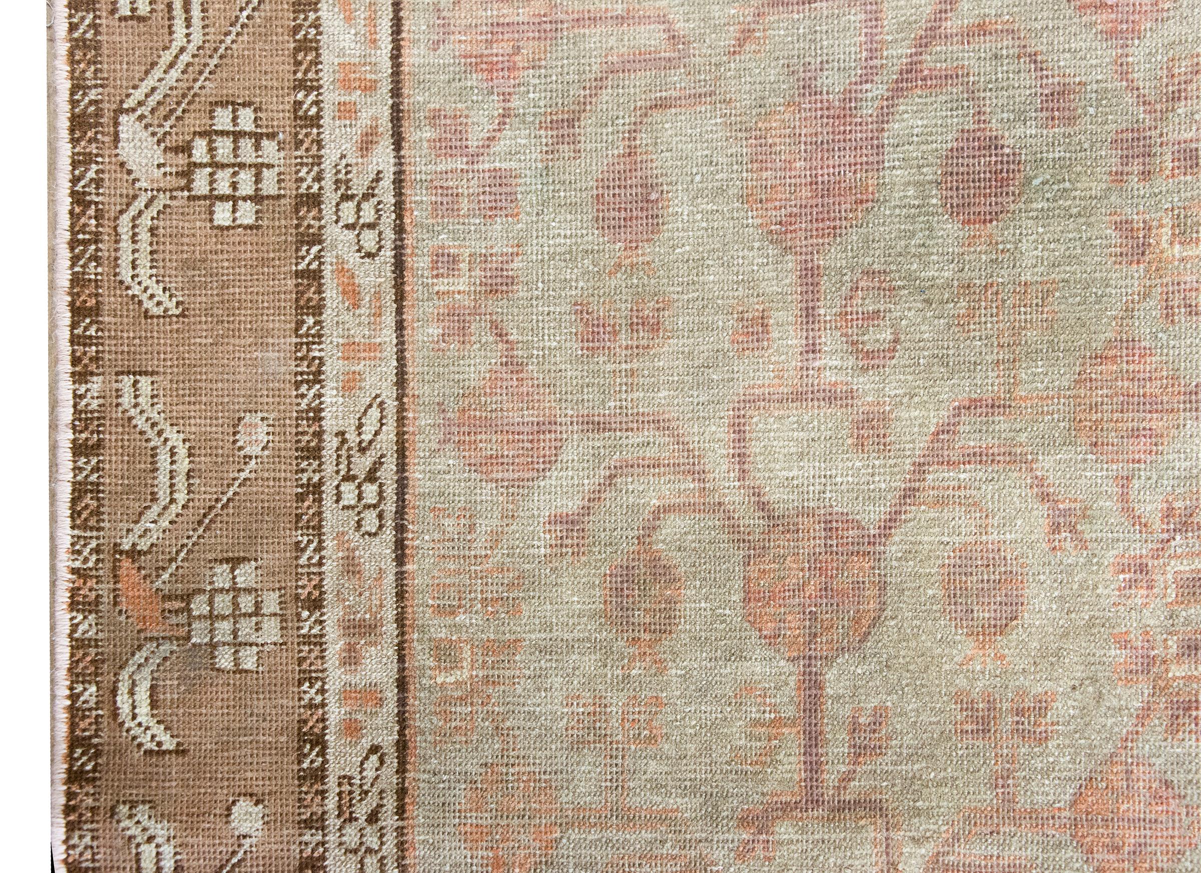 Alfombra Khotan de Asia Central de principios del siglo XX en Bueno estado para la venta en Chicago, IL