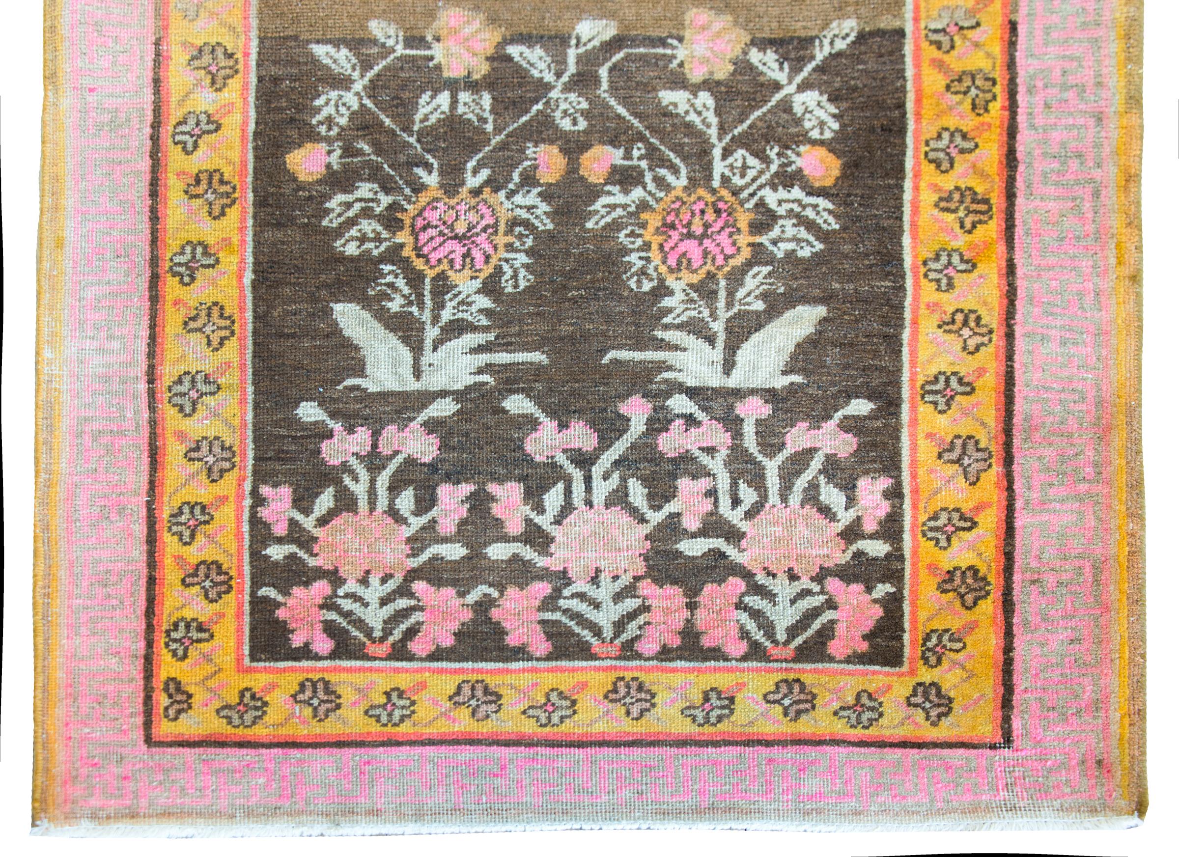 Zentralasiatischer Khotan-Teppich aus dem frühen 20. im Angebot 1