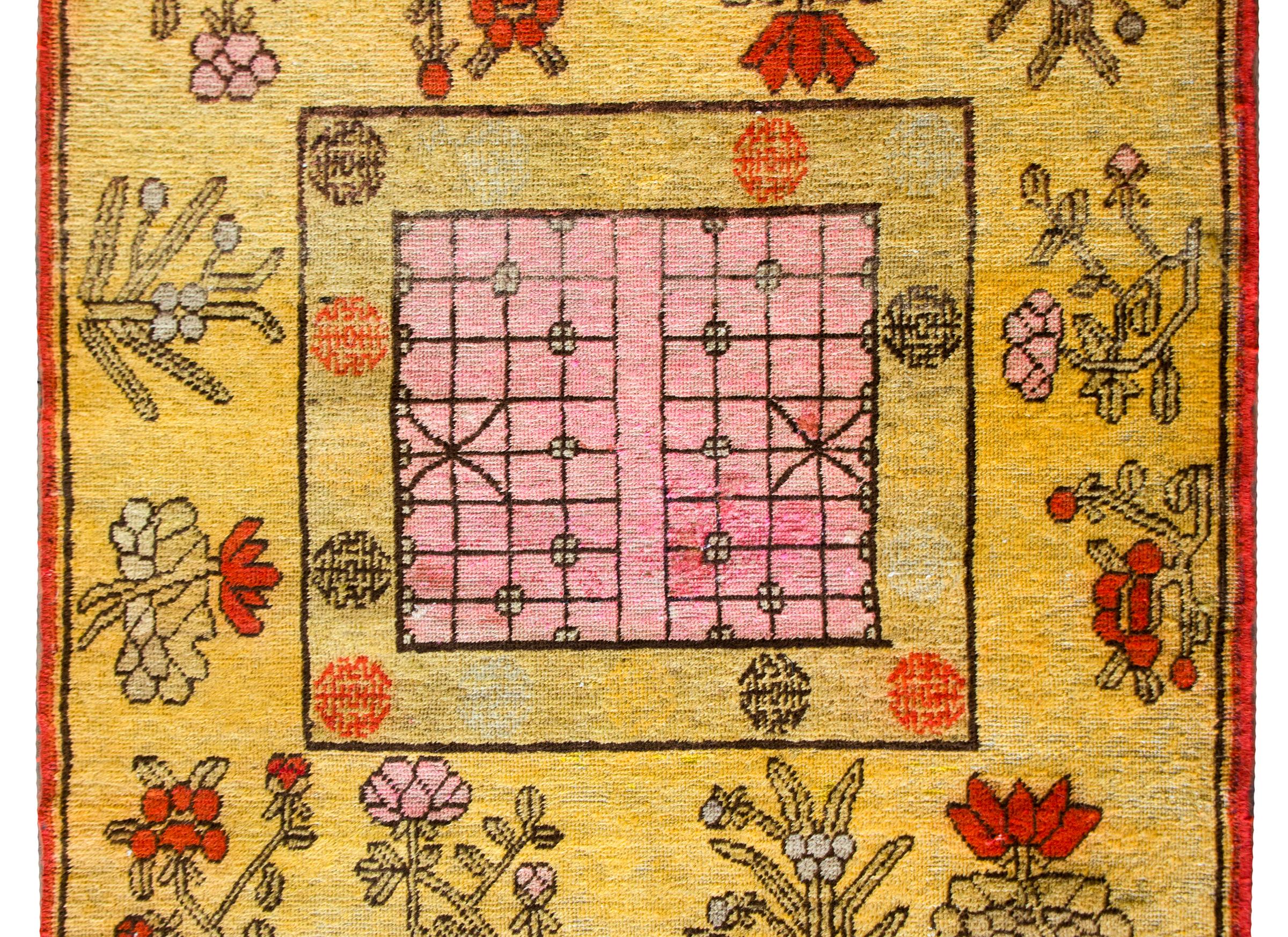 Ein schöner zentralasiatischer Samarghand-Teppich aus dem frühen 20. Jahrhundert mit einem ungewöhnlichen, geometrisch gemusterten, quadratischen Zentralmedaillon, umgeben von chinesischen Shou-Zeichen, Symbolen für Langlebigkeit und Wohlwollen, und