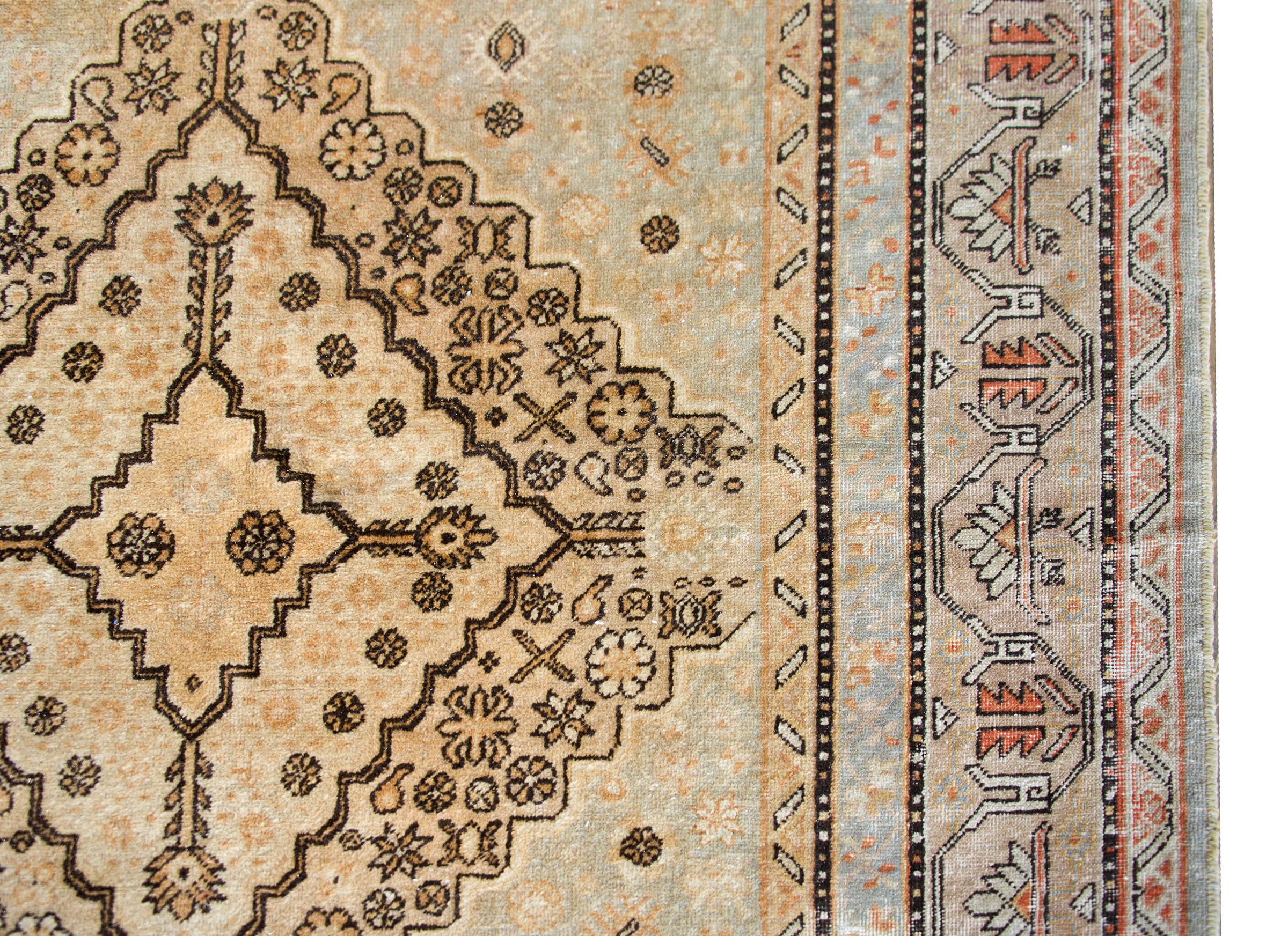Zentralasiatischer Samarghand-Teppich aus dem frühen 20. Jahrhundert im Zustand „Gut“ im Angebot in Chicago, IL