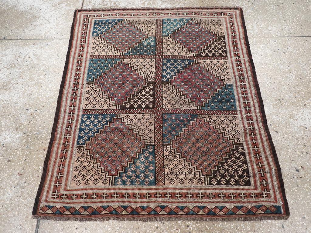Une pile de laine composée de nœuds asymétriques sur une base de laine. Le motif de carrés entourant des losanges étagés, parsemés de petites fleurs, se retrouve typiquement sur les tapis rustiques Ersari longs et de grande taille. Son apparition
