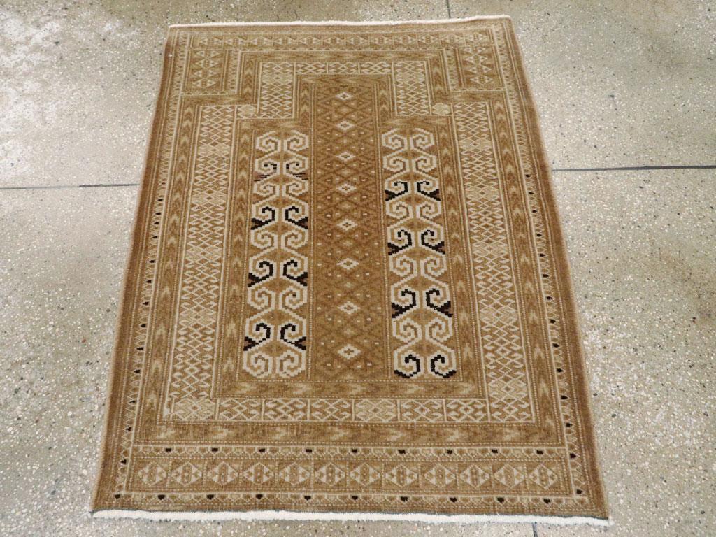 Tapis ancien d'Asie centrale Turkemon. Cet objet de prière Turkoman classique, originaire d'Asie centrale, présente l'arc caractéristique du mihrab, quadrillé et étagé, soutenu par deux colonnes de doubles volutes de corne de bélier en ivoire et de